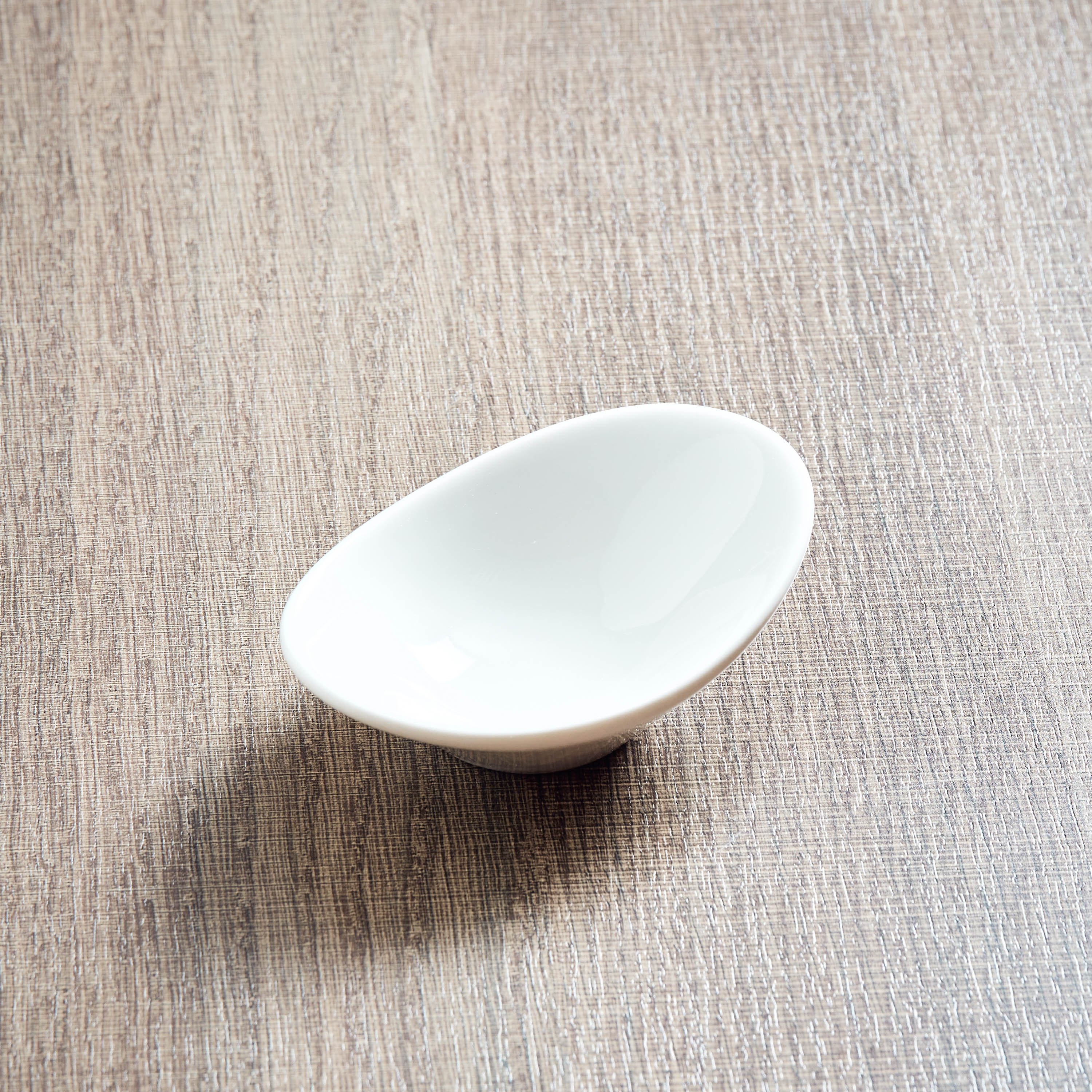 صحن تقديم عميق بيضاوي من هوسبيتاليتي - 10x7x4 سم-hbxdecorandfurnishings-tabletop-crockery-image-1