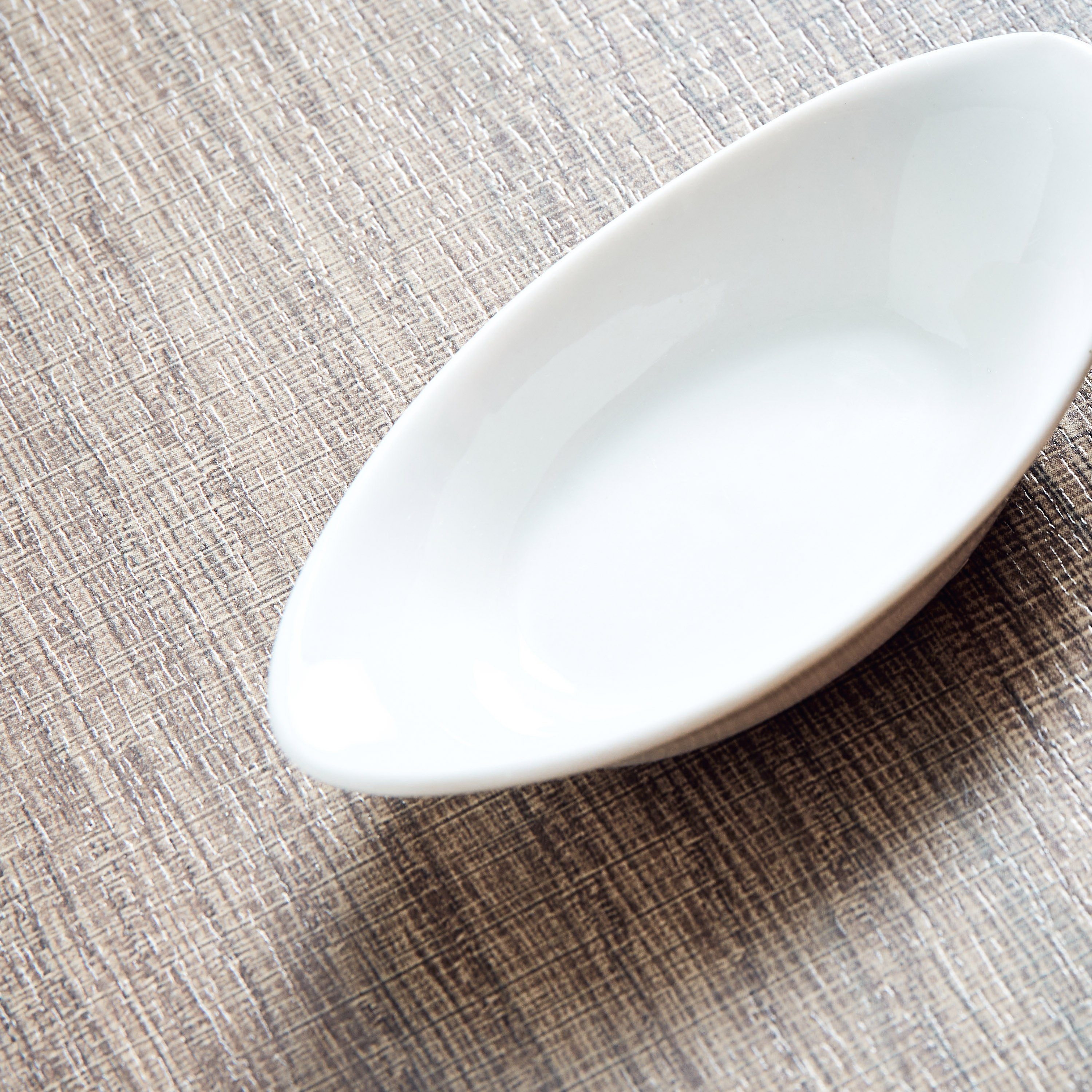 صحن تقديم بيضاوي عميق من هوسبيتاليتي - 9.5x5x1.8 سم-hbxdecorandfurnishings-tabletop-crockery-image-3