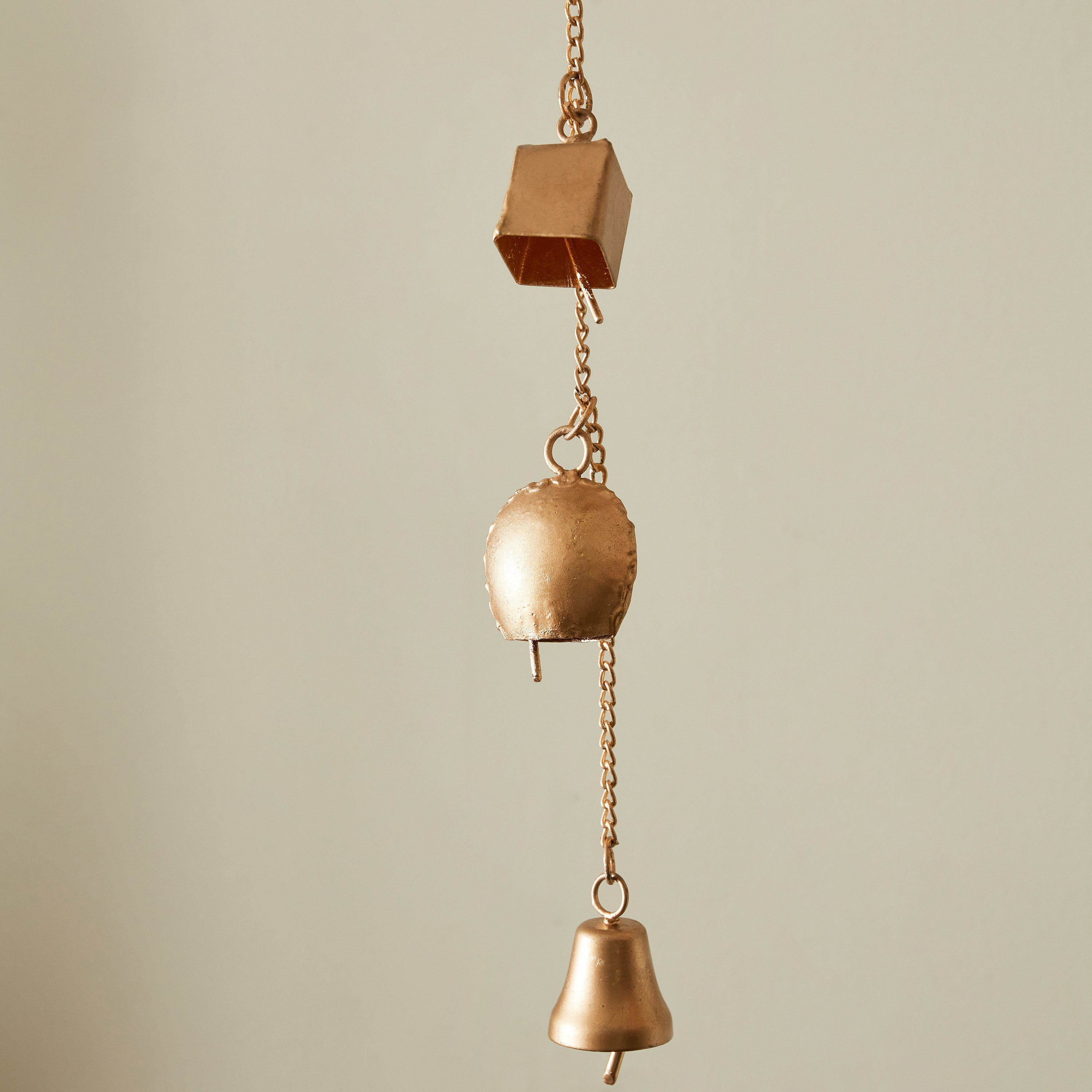 أجراس رياح بتصميم عنقود 3 أجراس صغيرة من زاهارا - 3.8x3.8x33 سم-hbxdecorandfurnishings-homeaccessories-novelties-image-3