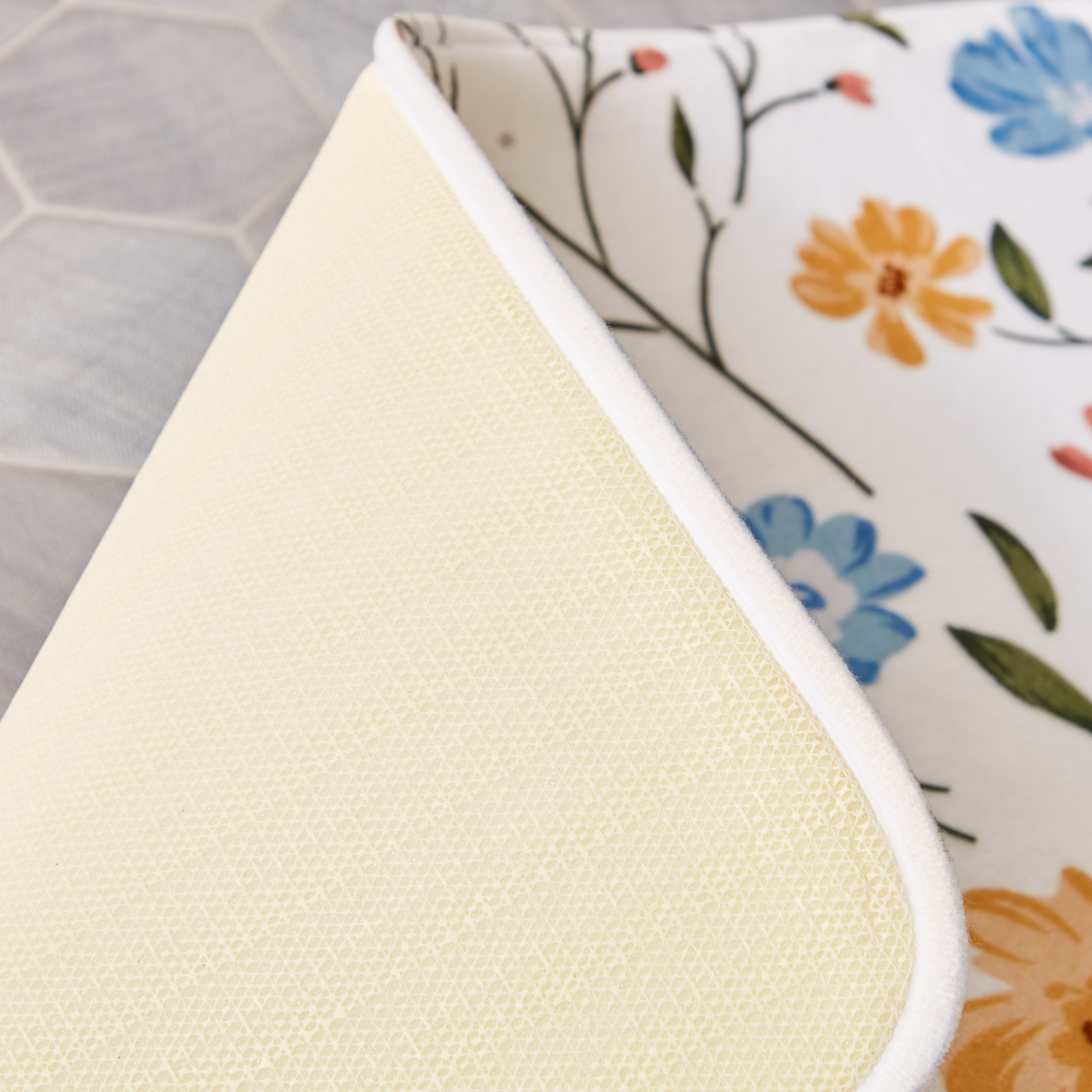 سجادة حمّام إسفنج بطبعات إيلي من أورورا - 45x75 سم-hbxbedroom-floorcoverings-bathmats-image-4