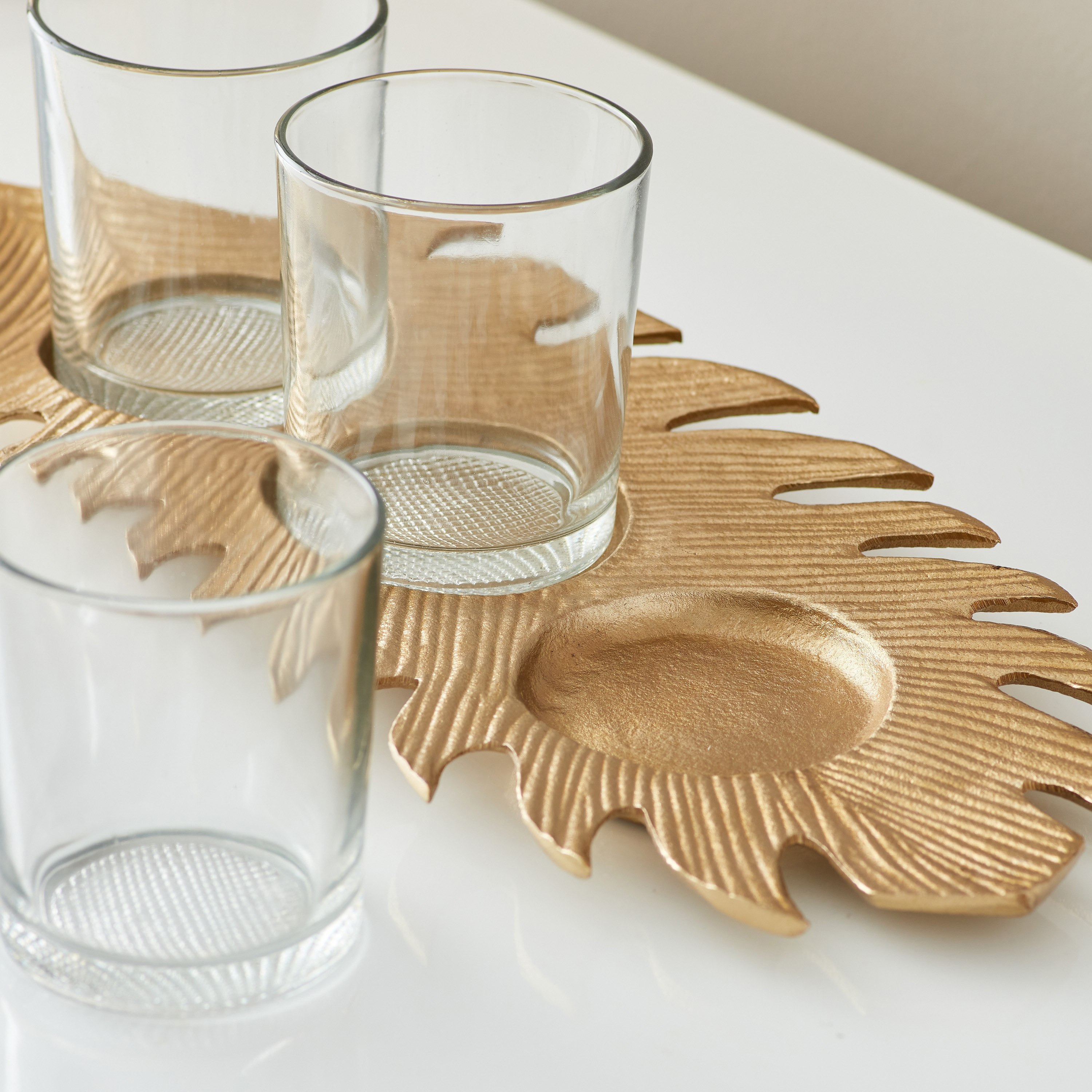 صينية بتصميم ورقة شجر مع 3 حاملات شموع من آيس - 46x18x3 سم-hbxlivingroom-decorandaccessories-candleholders-image-4