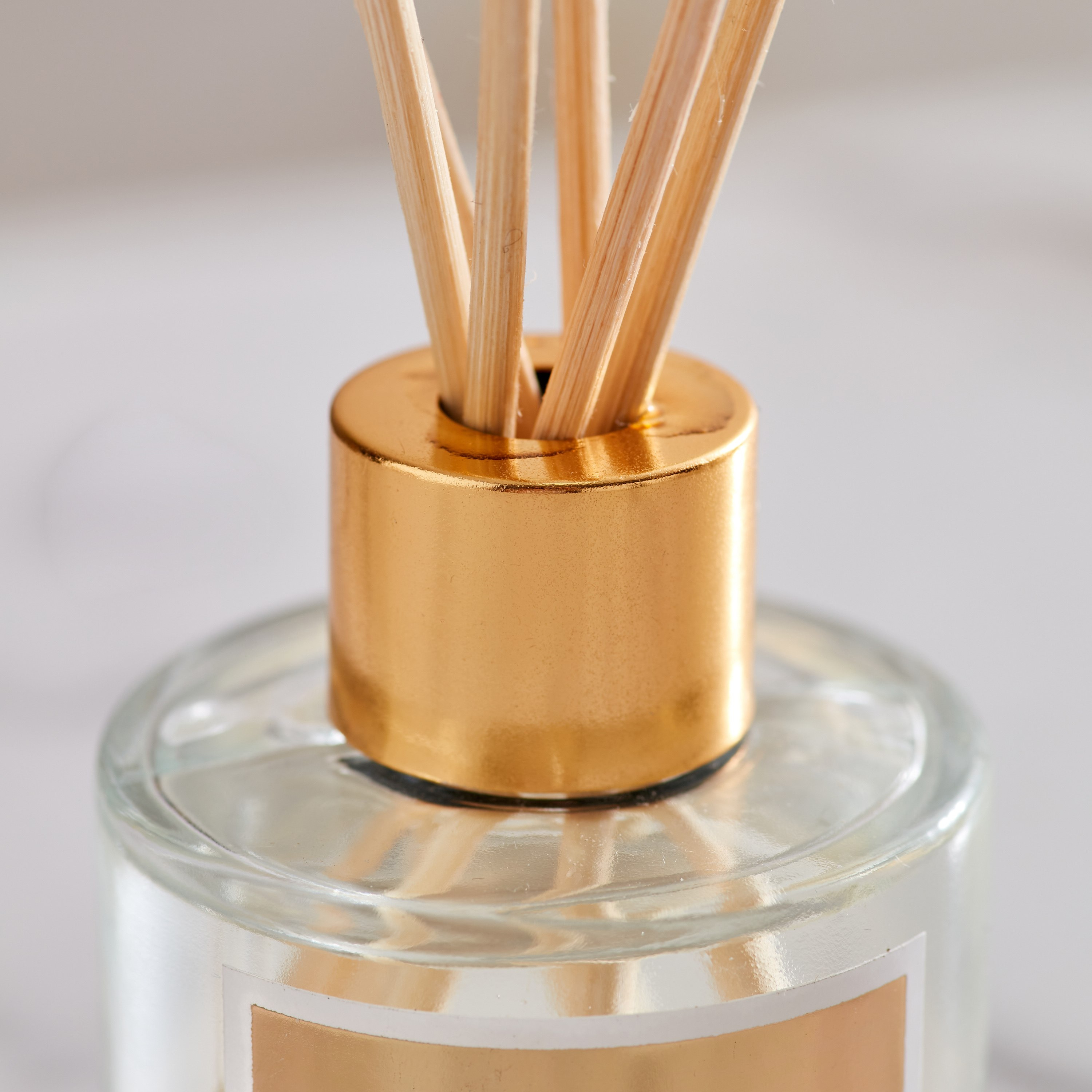 مجموعة هدايا عطرية شمعة وموزع عطور بأعواد إنسبشن من كلير-hbxbedroom-homefragrance-diffusers-image-3