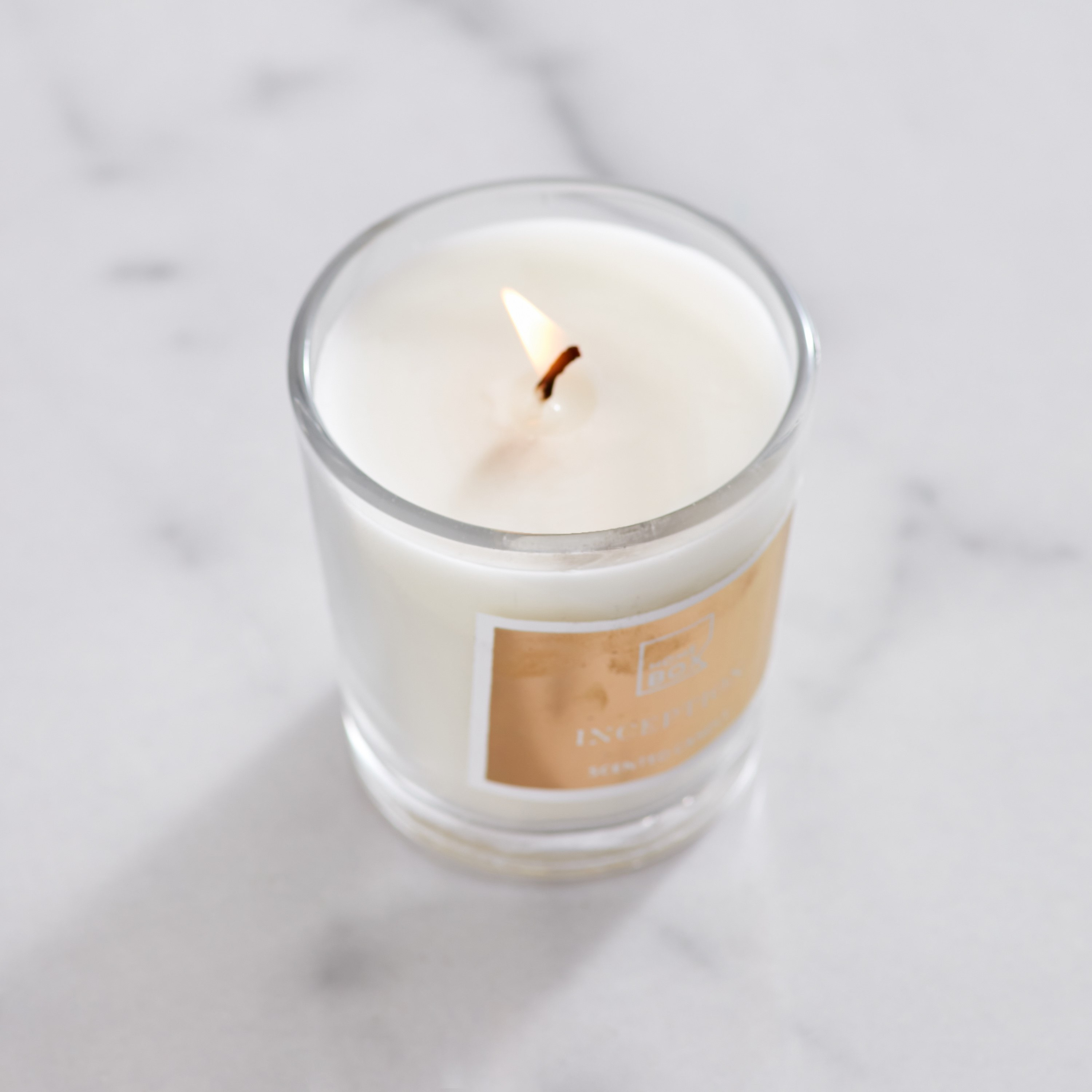 مجموعة هدايا عطرية شمعة وموزع عطور بأعواد إنسبشن من كلير-hbxbedroom-homefragrance-diffusers-image-4