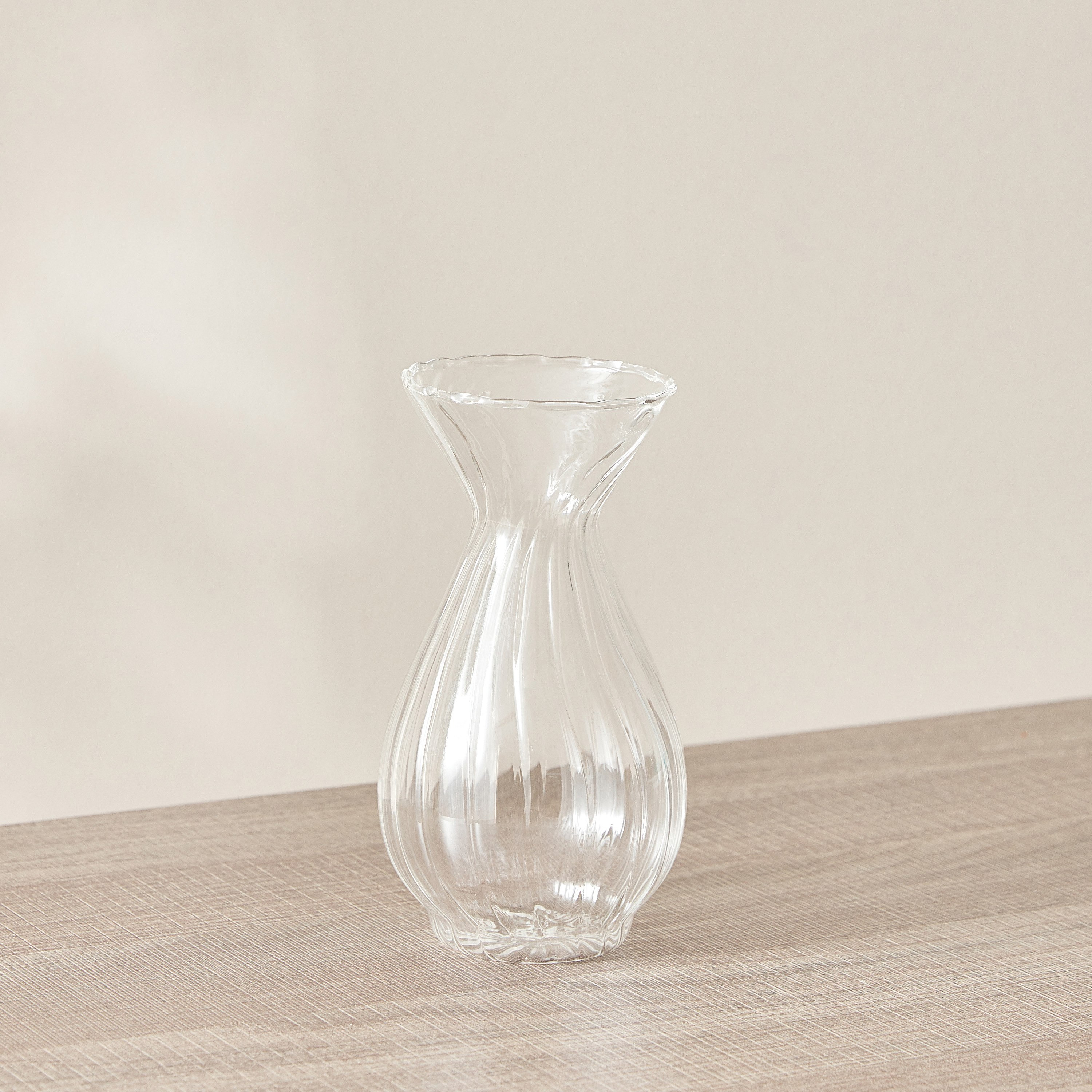 مزهرية زجاجية بكشكش من لوسي - 9x9x16.5 سم-PROMO_HB_AE_B1G1_250925-image-2