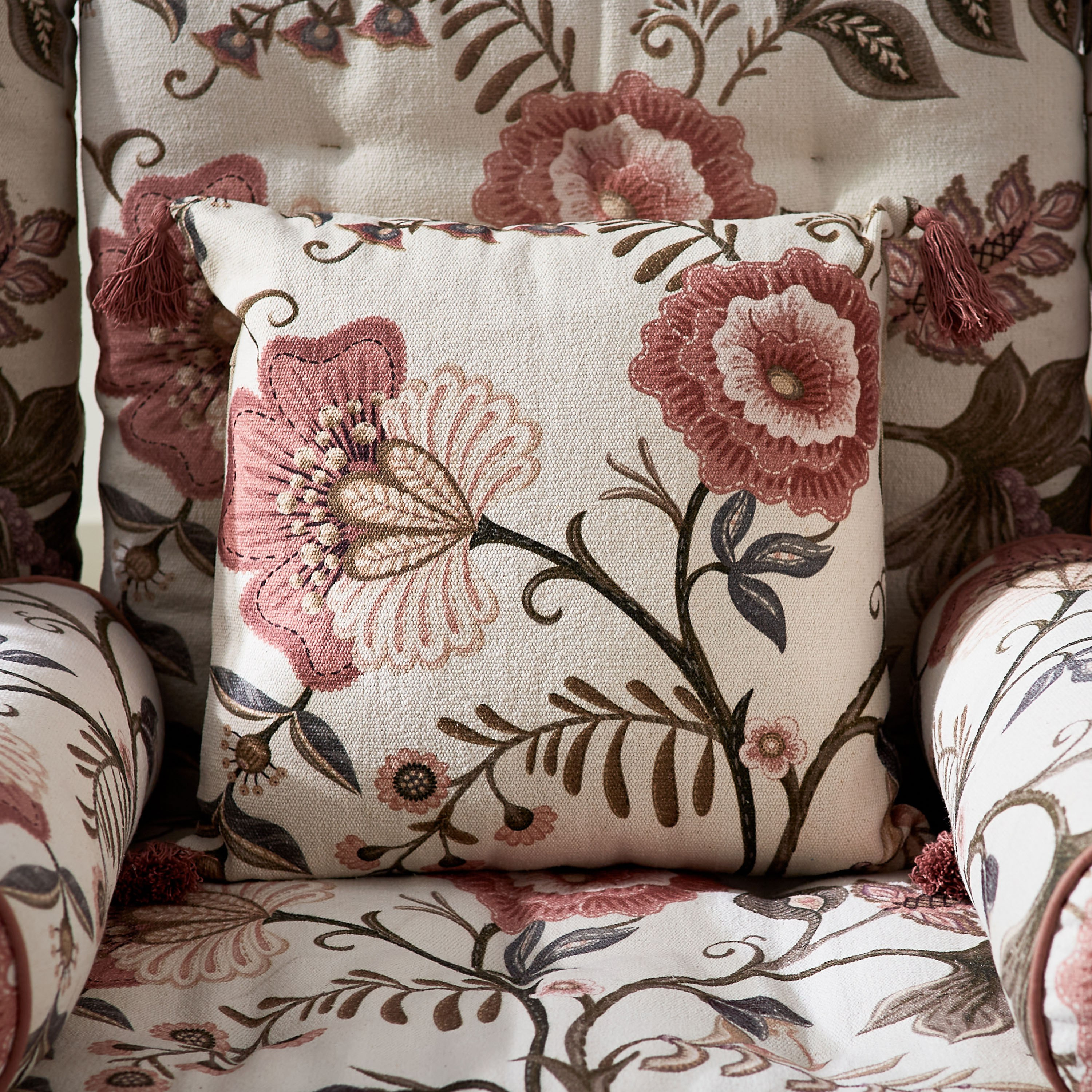 وسادة محشوة بتصاميم متداخلة وطبعات من ماهرجان - 40x40 سم-hbxlivingroom-furnishings-cushionsandcovers-filledcushions-image-1