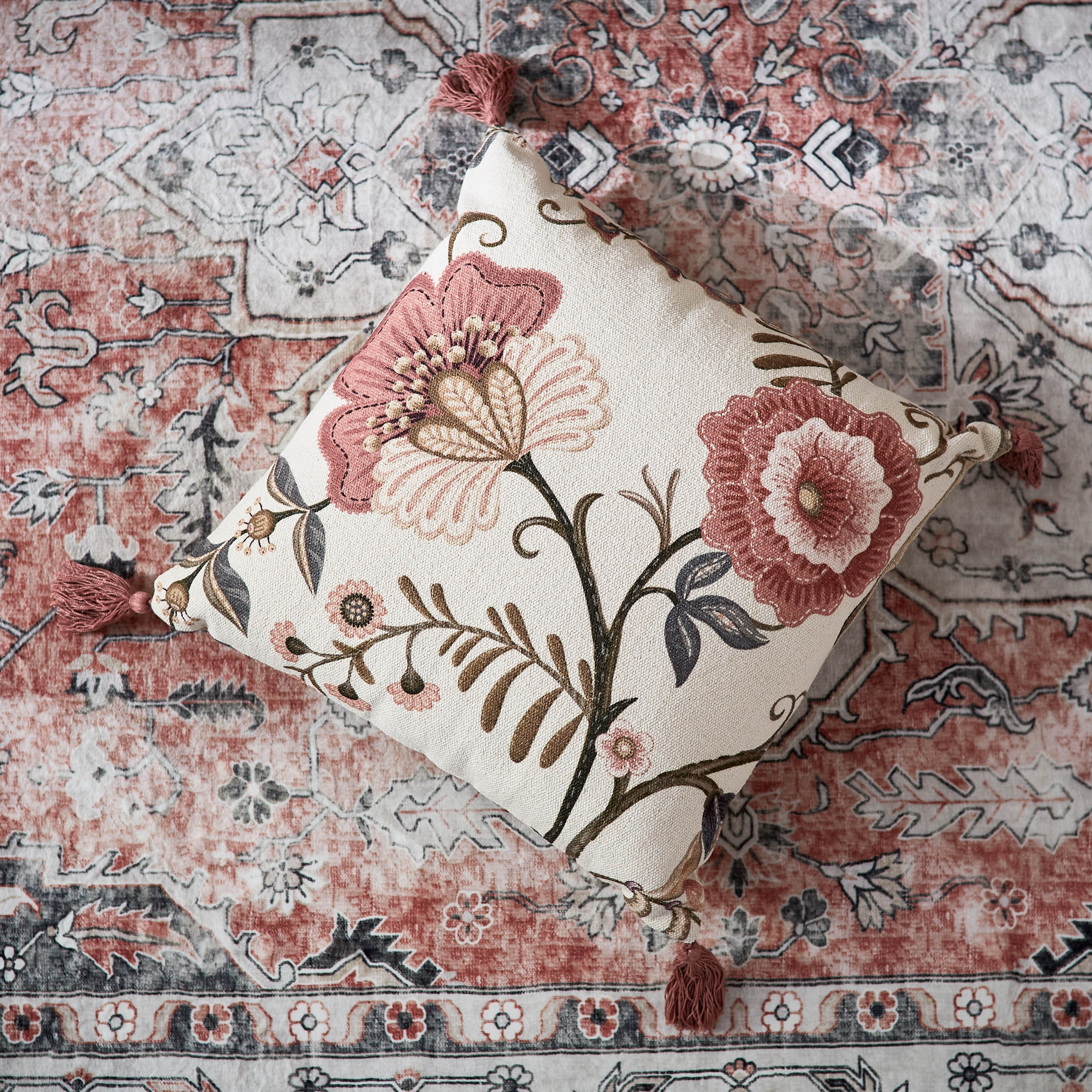 وسادة محشوة بتصاميم متداخلة وطبعات من ماهرجان - 40x40 سم-hbxlivingroom-furnishings-cushionsandcovers-filledcushions-image-2