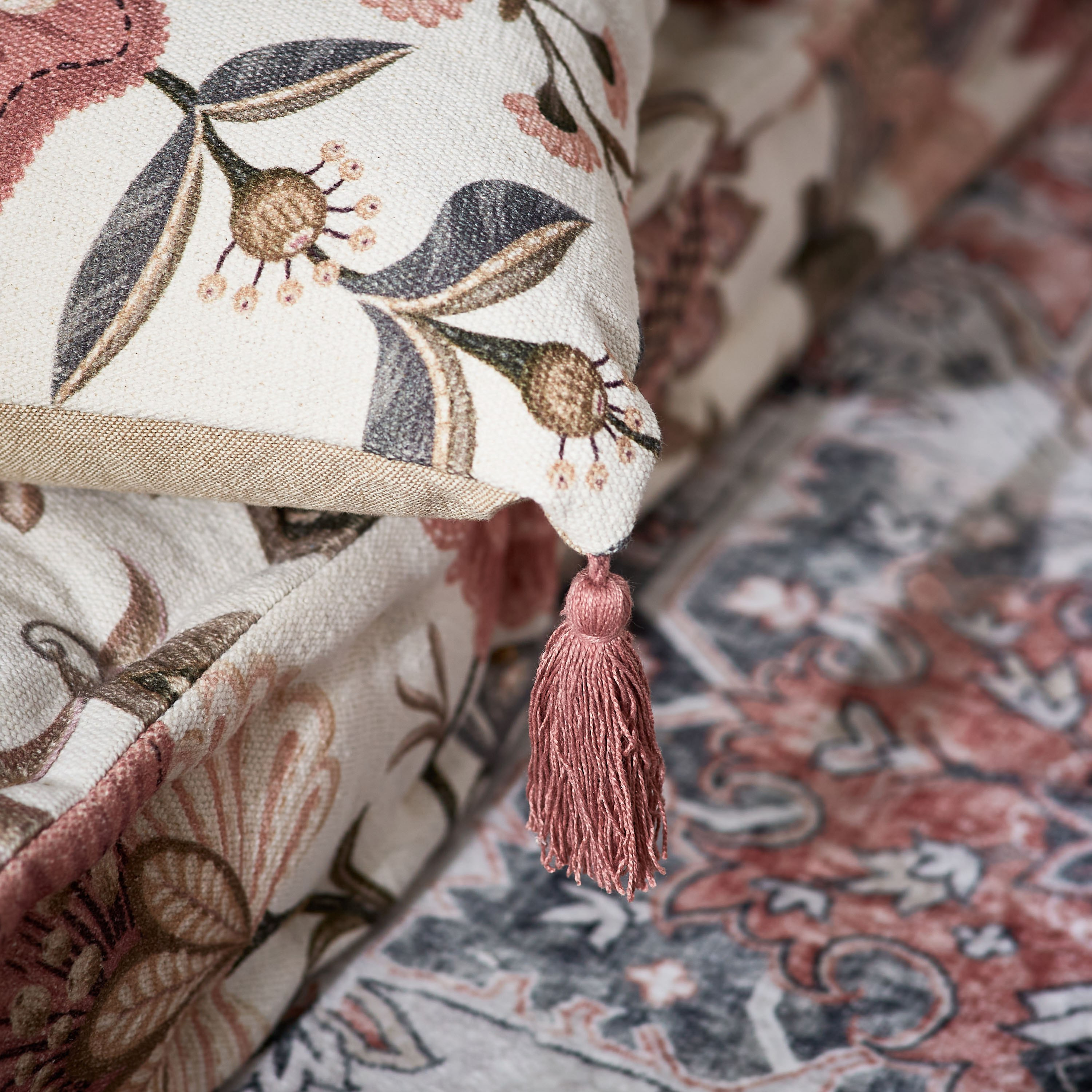 وسادة محشوة بتصاميم متداخلة وطبعات من ماهرجان - 40x40 سم-hbxlivingroom-furnishings-cushionsandcovers-filledcushions-image-3