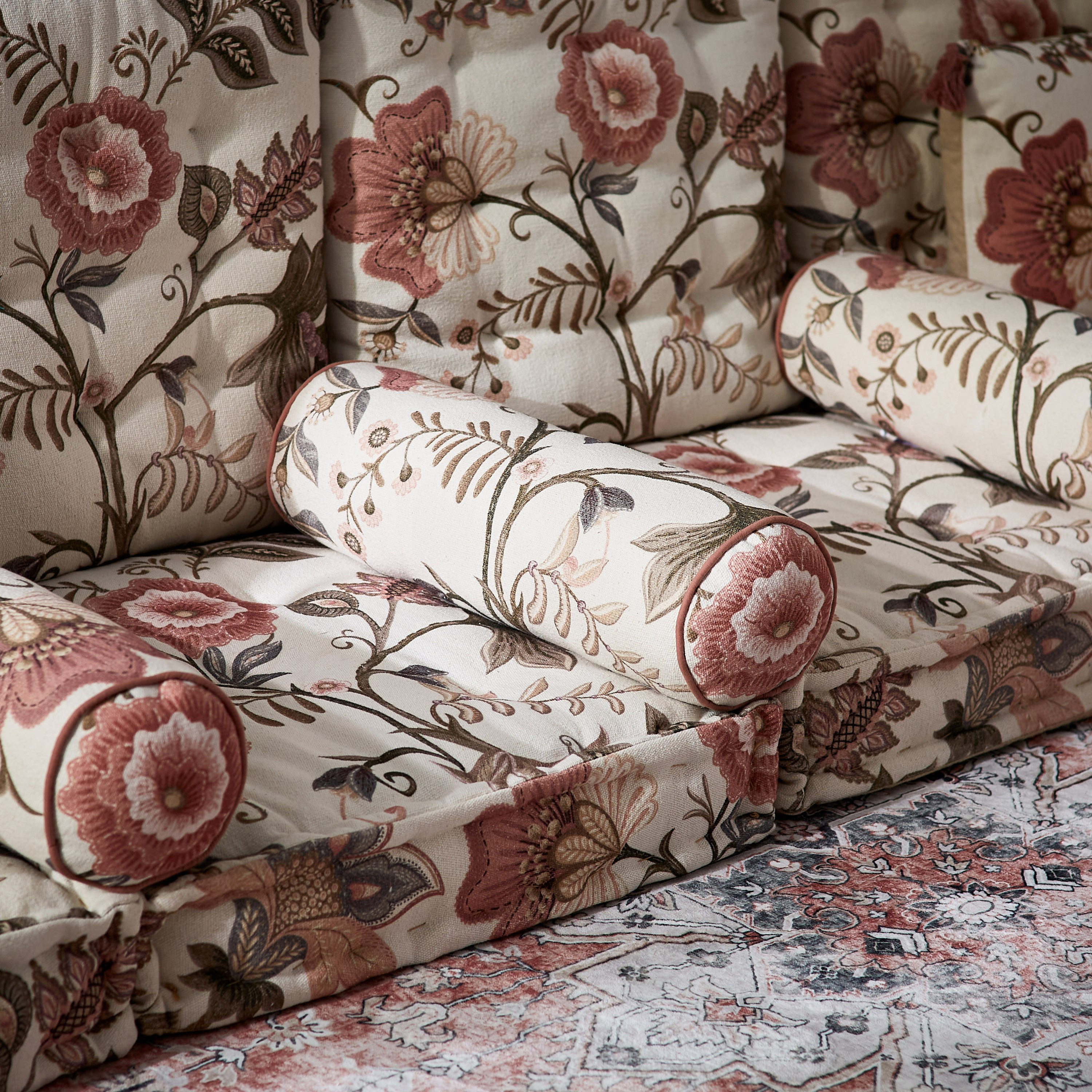 وسادة طويلة بتصاميم متداخلة وطبعات من ماهرجان - 50x20 سم-hbxlivingroom-furnishings-cushionsandcovers-filledcushions-image-1