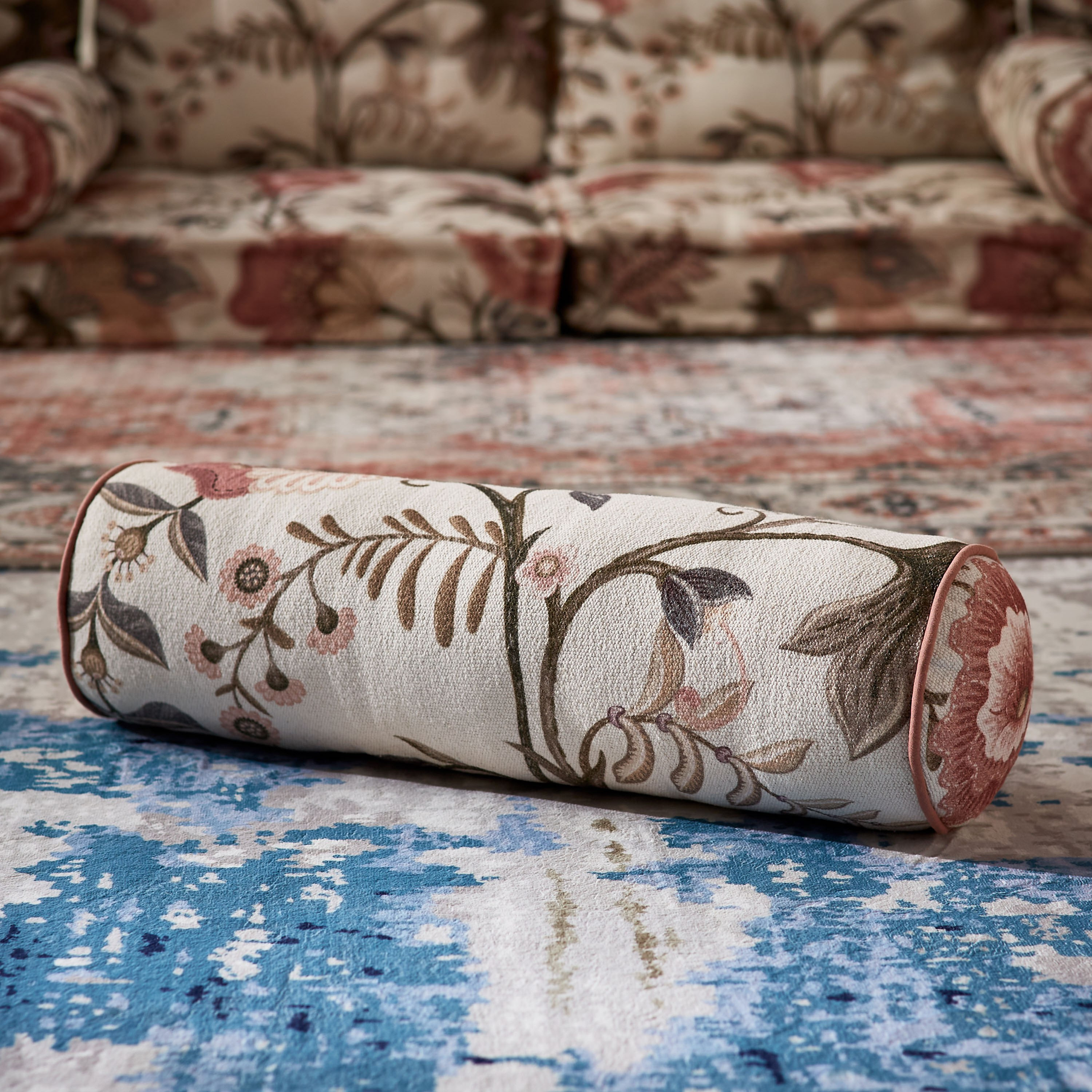 وسادة طويلة بتصاميم متداخلة وطبعات من ماهرجان - 50x20 سم-hbxlivingroom-furnishings-cushionsandcovers-filledcushions-image-2