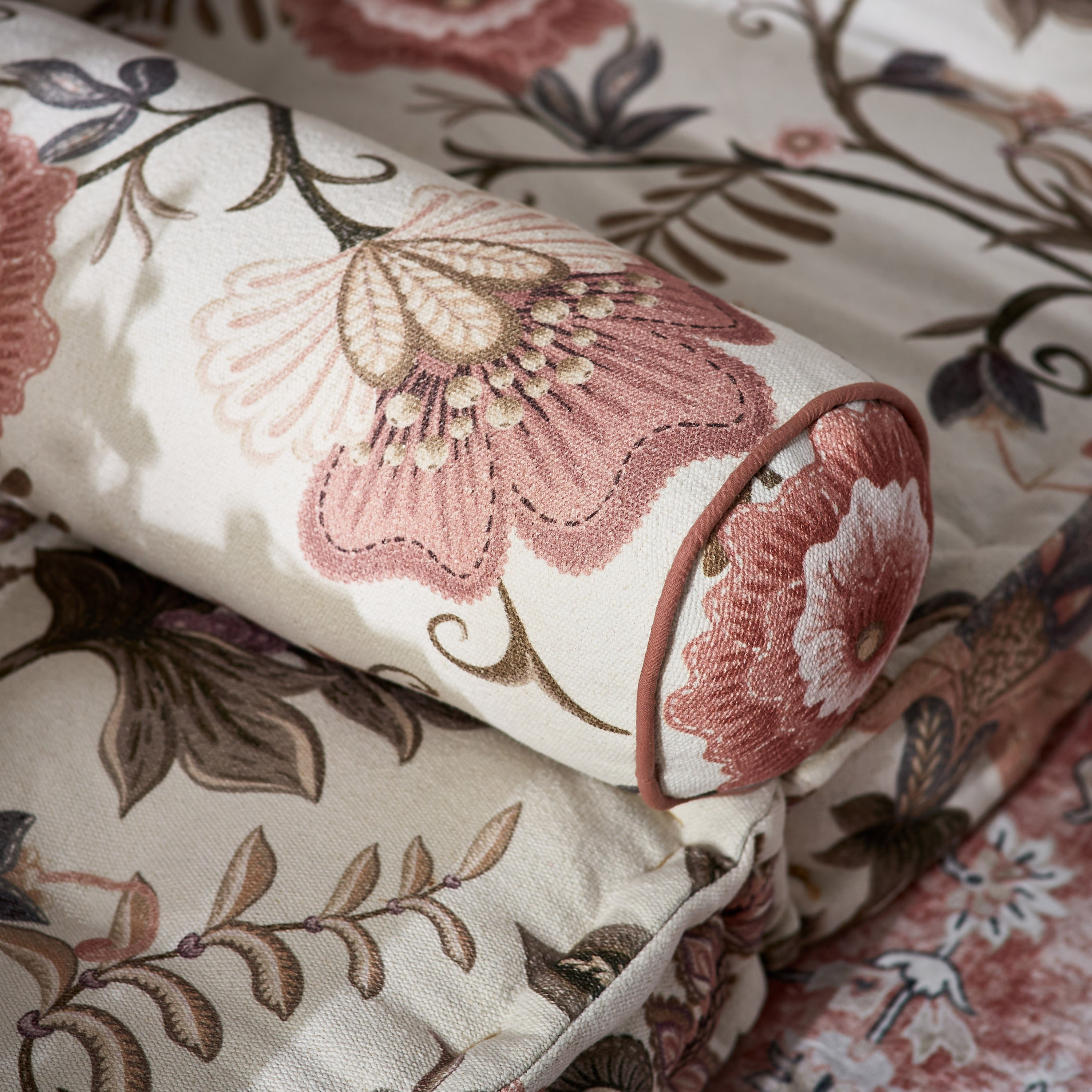 وسادة طويلة بتصاميم متداخلة وطبعات من ماهرجان - 50x20 سم-hbxlivingroom-furnishings-cushionsandcovers-filledcushions-image-3