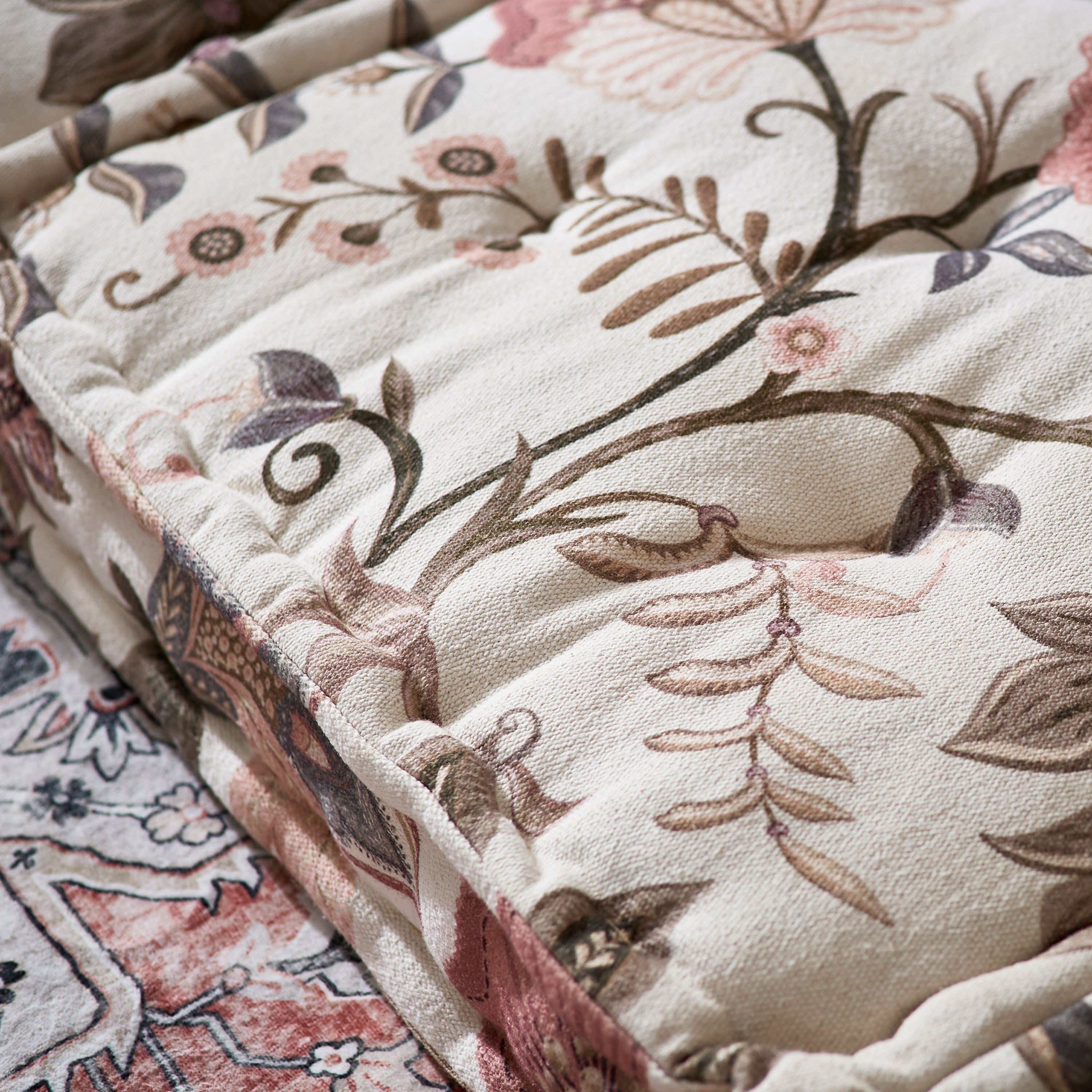 وسادة أرضيّة بتصاميم متداخلة وطبعات من ماهرجان - 60x60x12 سم-hbxhomeware-hbxdecorandfurnishings-image-3