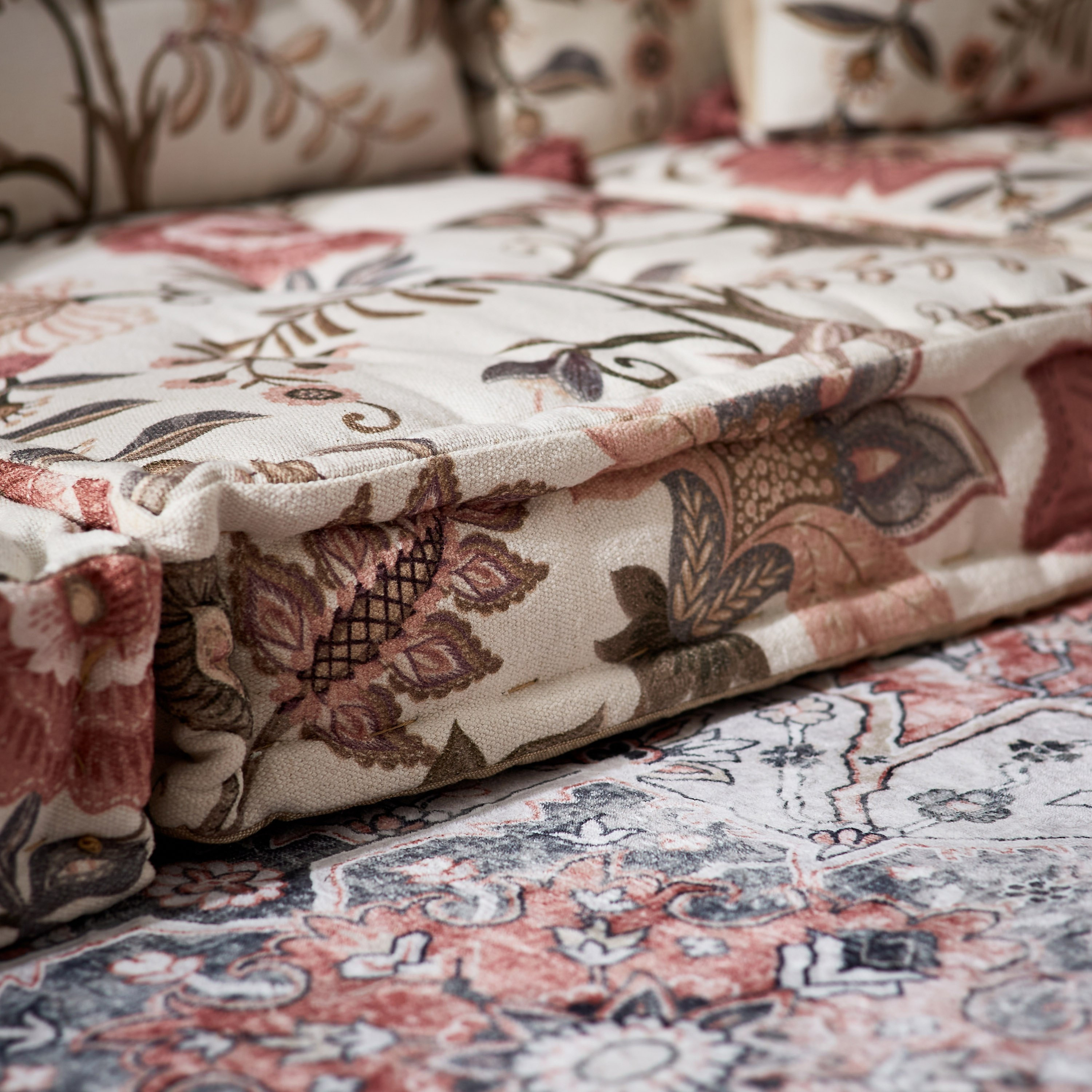 وسادة أرضيّة بتصاميم متداخلة وطبعات من ماهرجان - 60x60x12 سم-hbxhomeware-hbxdecorandfurnishings-image-4