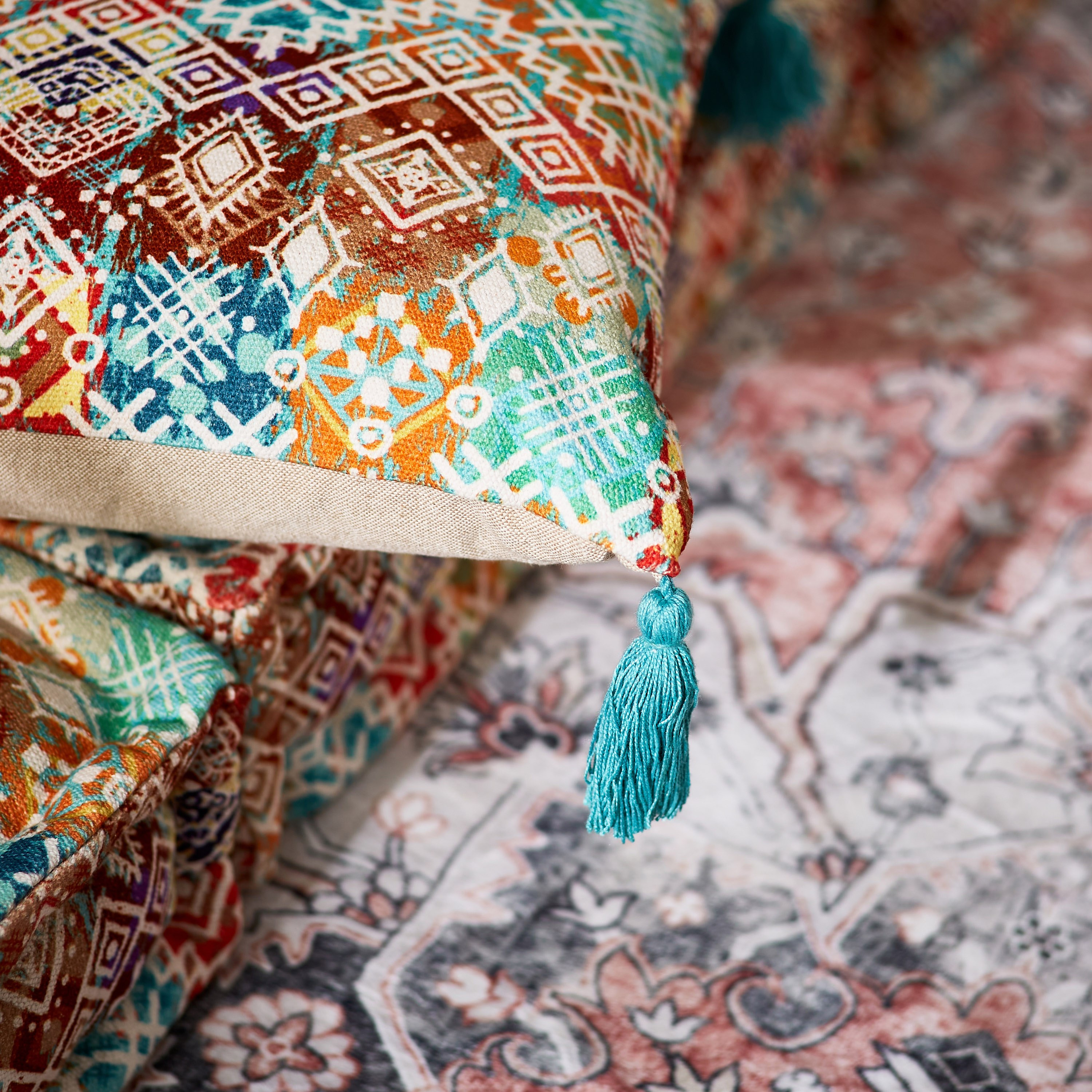 وسادة محشوة بطبعات متداخلة من ماهرجان - 40x40 سم-hbxlivingroom-furnishings-cushionsandcovers-filledcushions-image-3