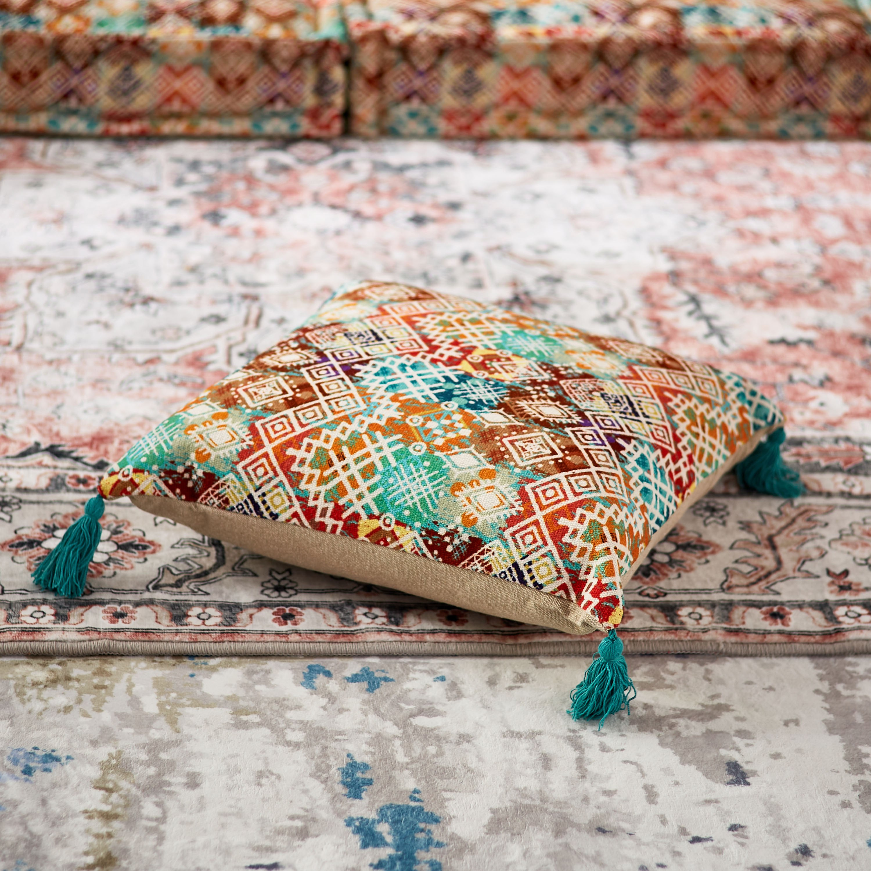 وسادة محشوة بطبعات متداخلة من ماهرجان - 40x40 سم-hbxlivingroom-furnishings-cushionsandcovers-filledcushions-image-4