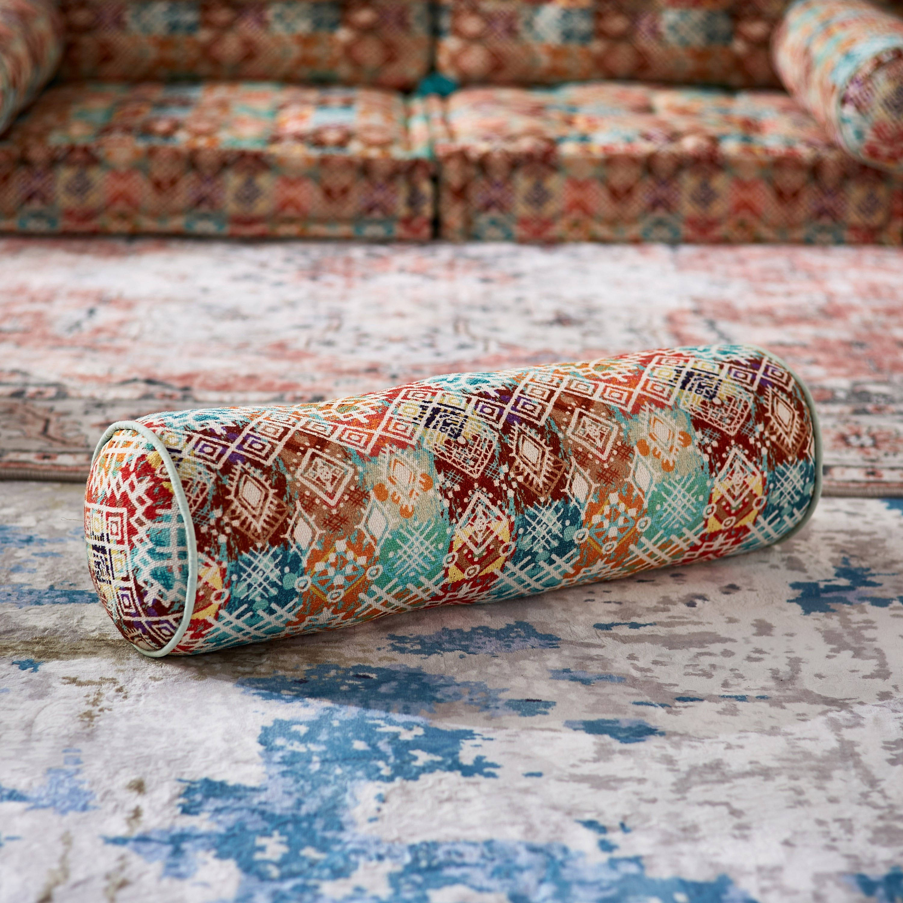 وسادة طويلة محشوة بطبعات متداخلة من ماهرجان - 50x20 سم-hbxlivingroom-furnishings-cushionsandcovers-filledcushions-image-2
