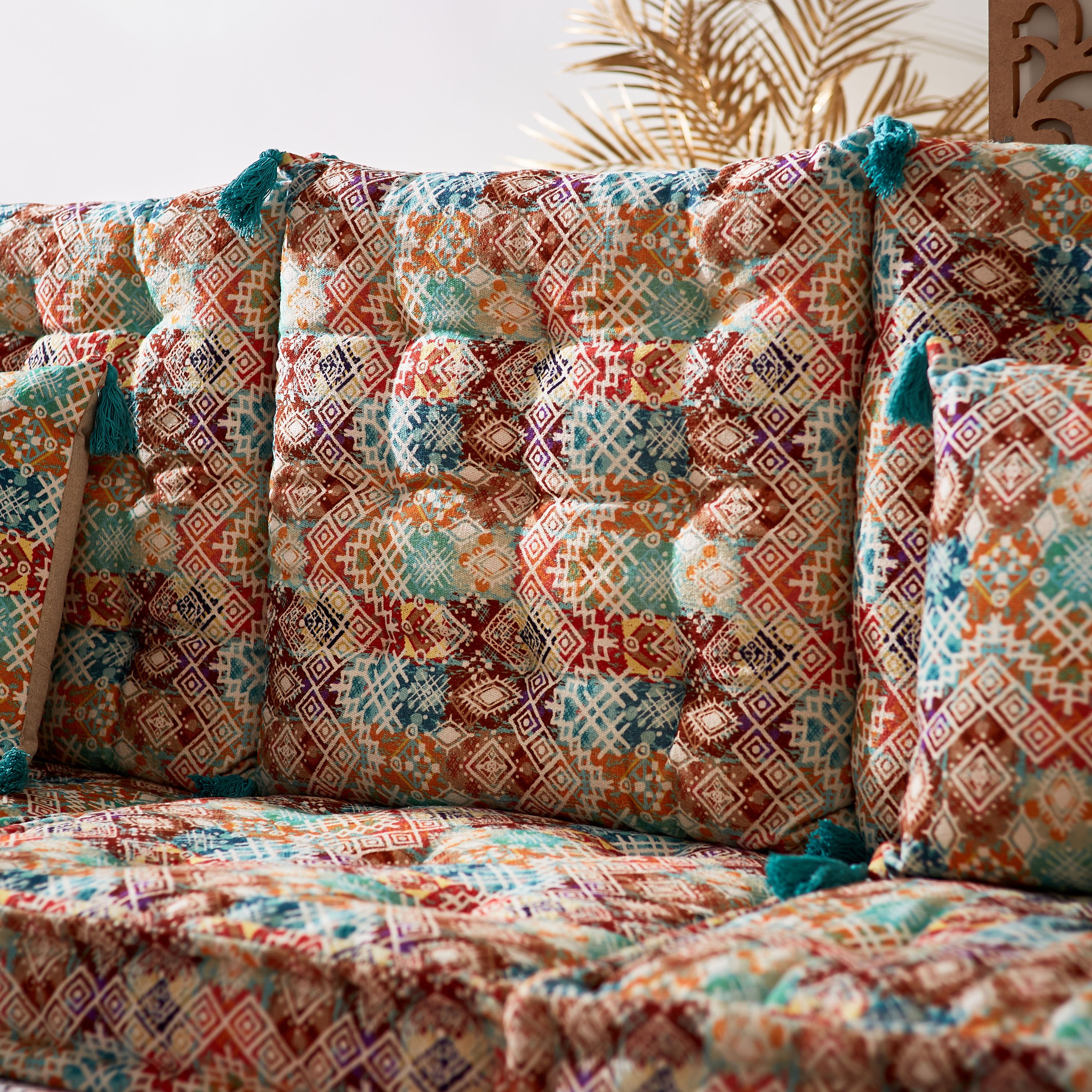 وسادة محشوة بتصاميم متداخلة وطبعات من رابي - 60x60 سم-hbxlivingroom-furnishings-cushionsandcovers-filledcushions-image-1