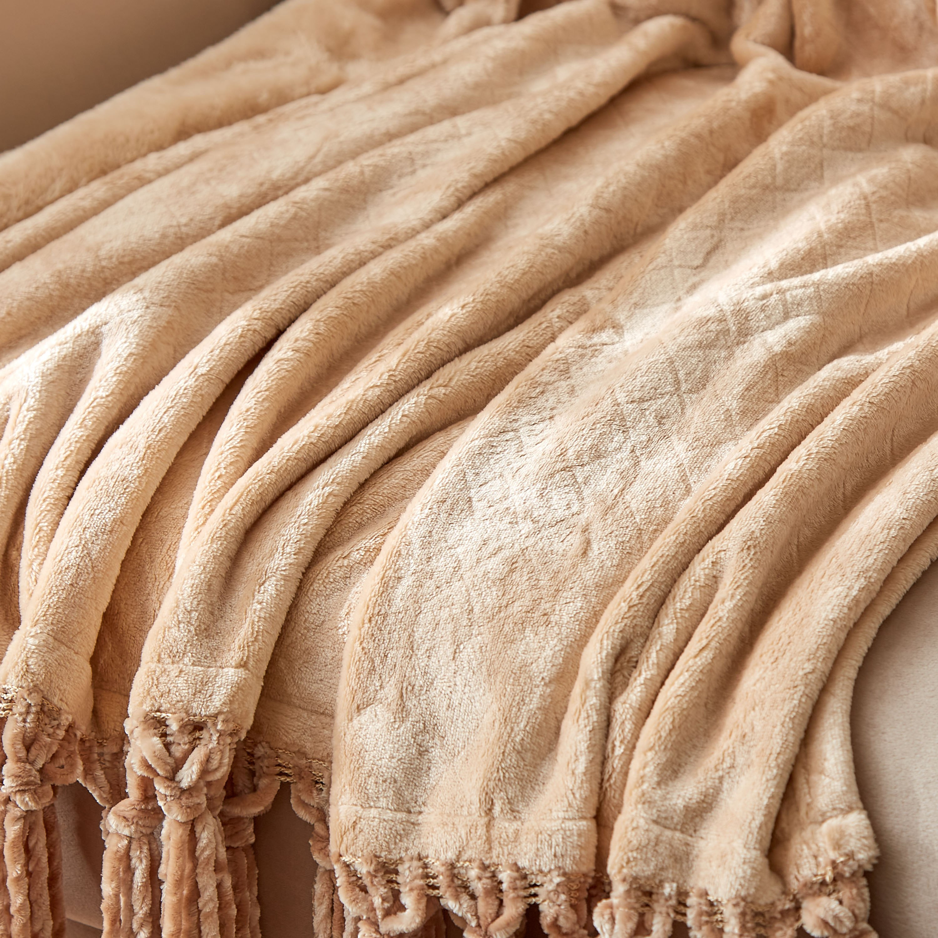 Lavish Diamond Embossed Throw - 130x180 cm-hbxhomeware-hbxbedroom-image-3