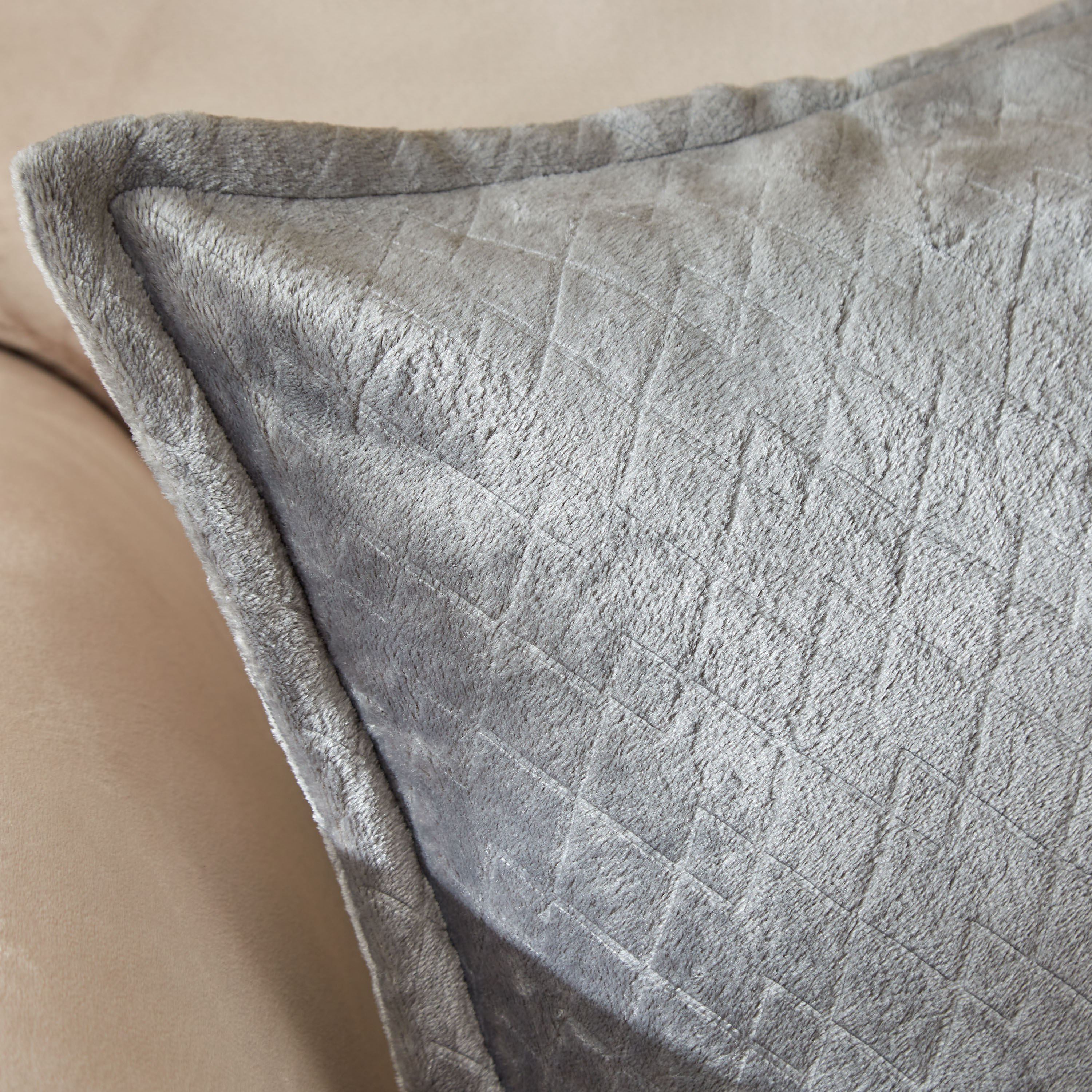 غطاء وسادة فلانيل منقوش سادة من لافيش دايمند -45x45 سم-hbxhomeware-cushionsandcovers-cushioncovers-image-2
