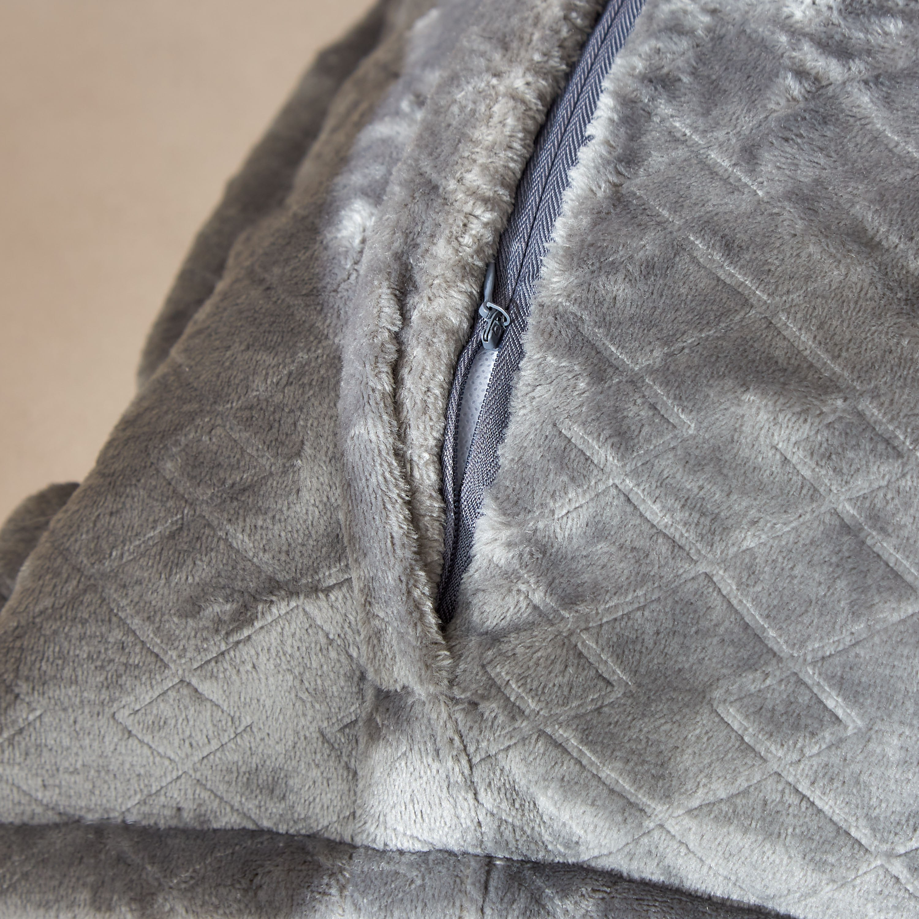 غطاء وسادة فلانيل منقوش سادة من لافيش دايمند -45x45 سم-hbxhomeware-cushionsandcovers-cushioncovers-image-3