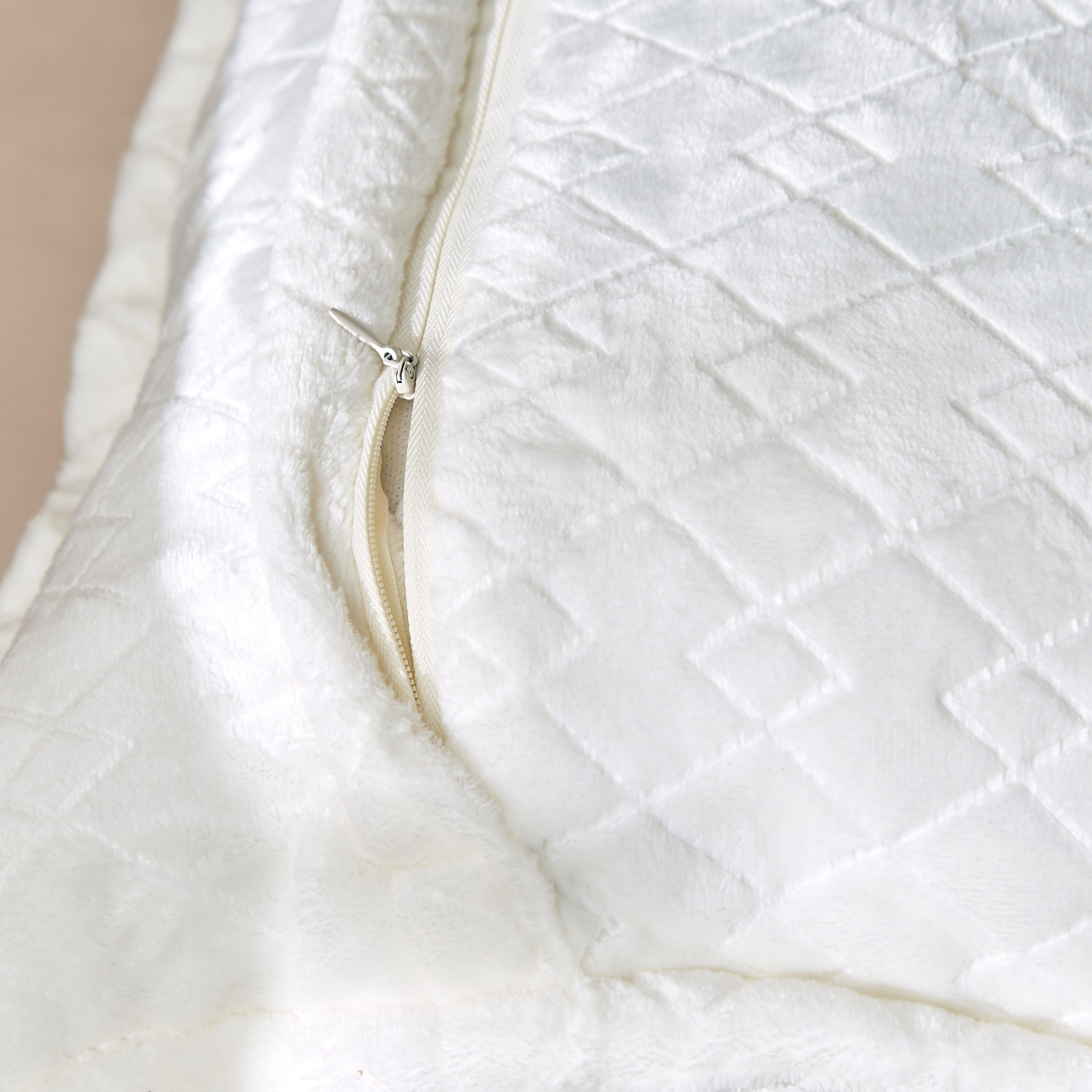 غطاء وسادة فلانيل منقوش سادة من لافيش دايمند -45x45 سم-hbxhomeware-cushionsandcovers-cushioncovers-image-3