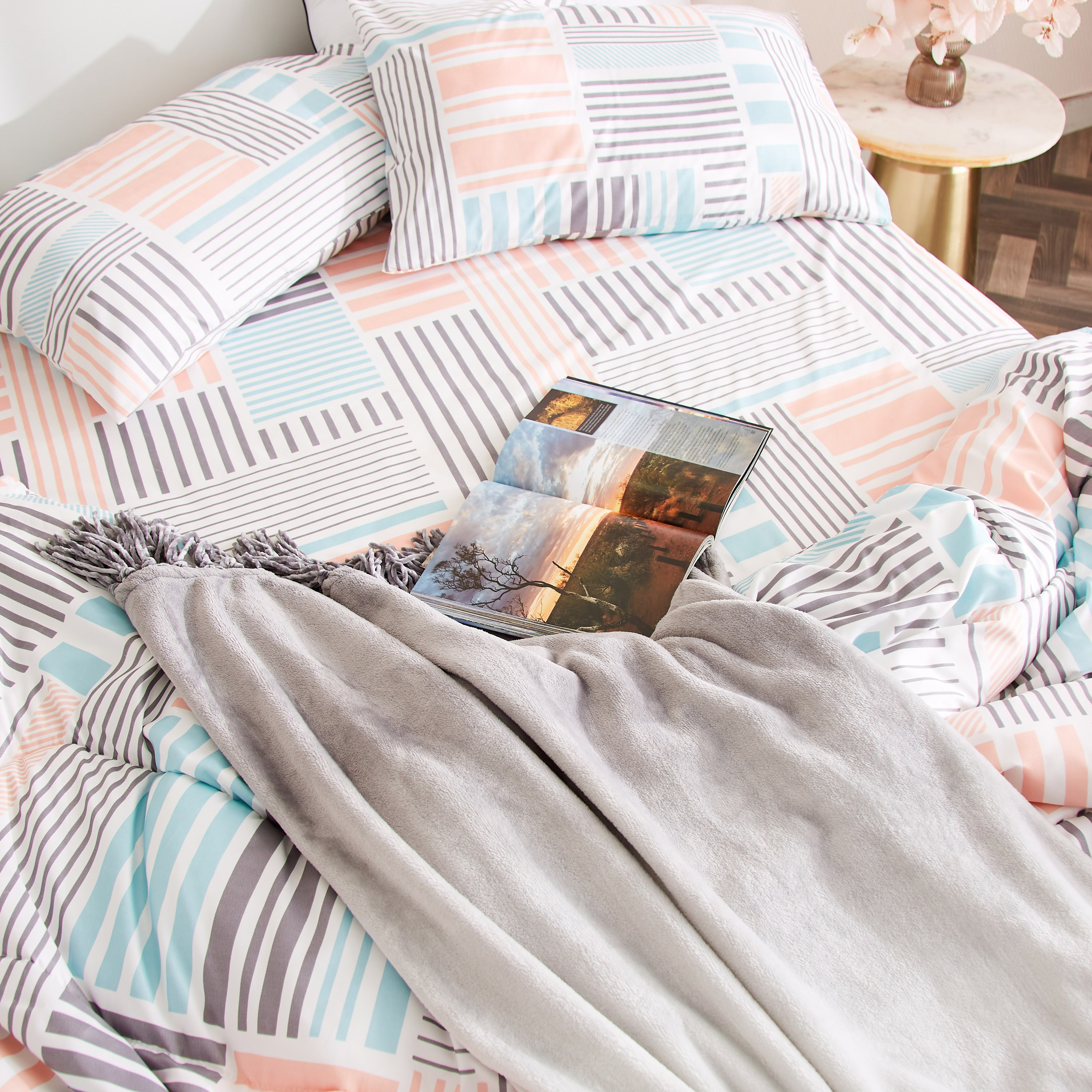طقم شرشف مسطح كينج ألياف دقيقة بطبعات 3 قطع من أتلانتا جيو فركتلس - 240x250سم-hbxhomeware-hbxbedroom-image-8