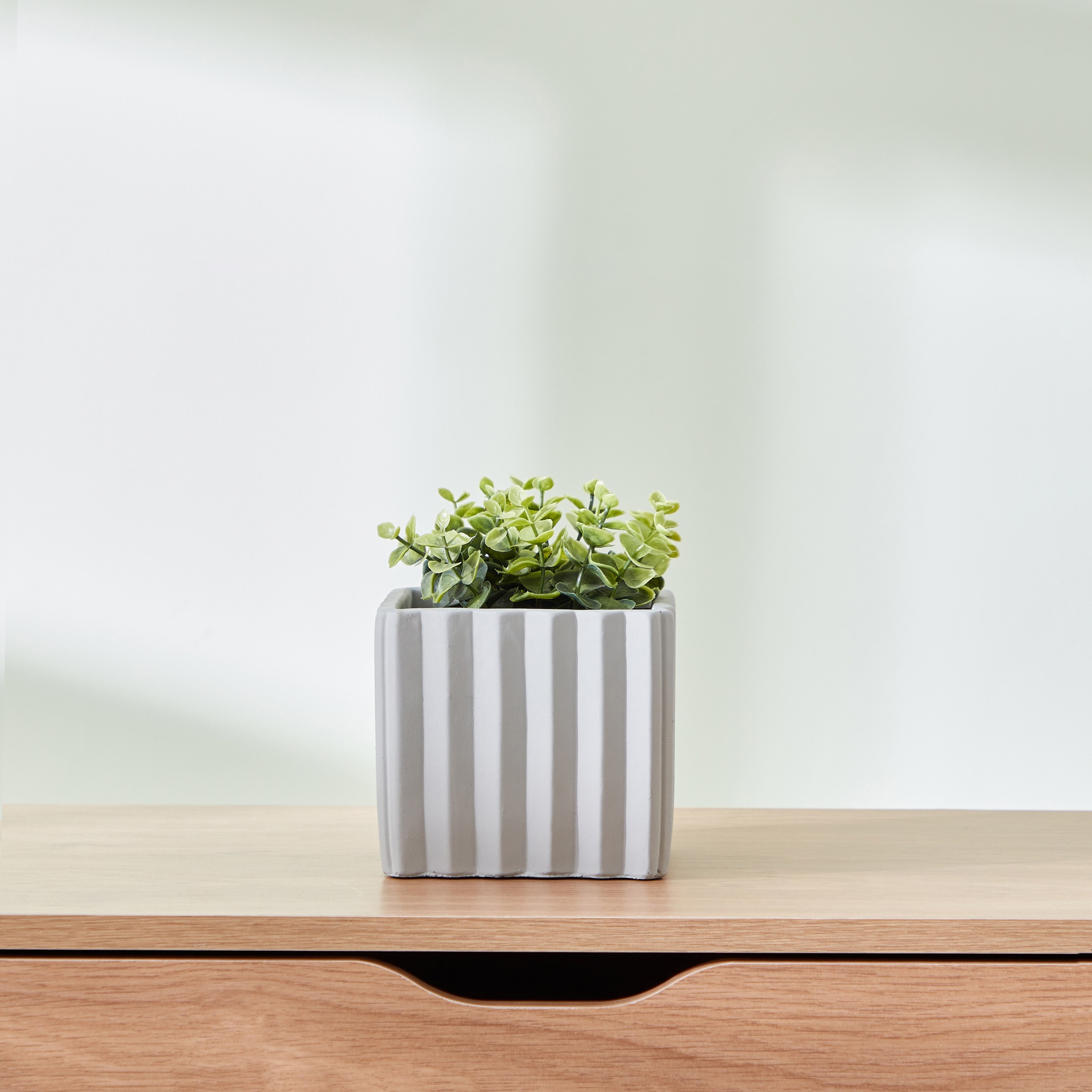 إناء سيراميك مربع مضلّع من سيارا - 13.5x13.5x12 سم-hbxdecorandfurnishings-homeaccessories-artificialflowersandplants-image-1