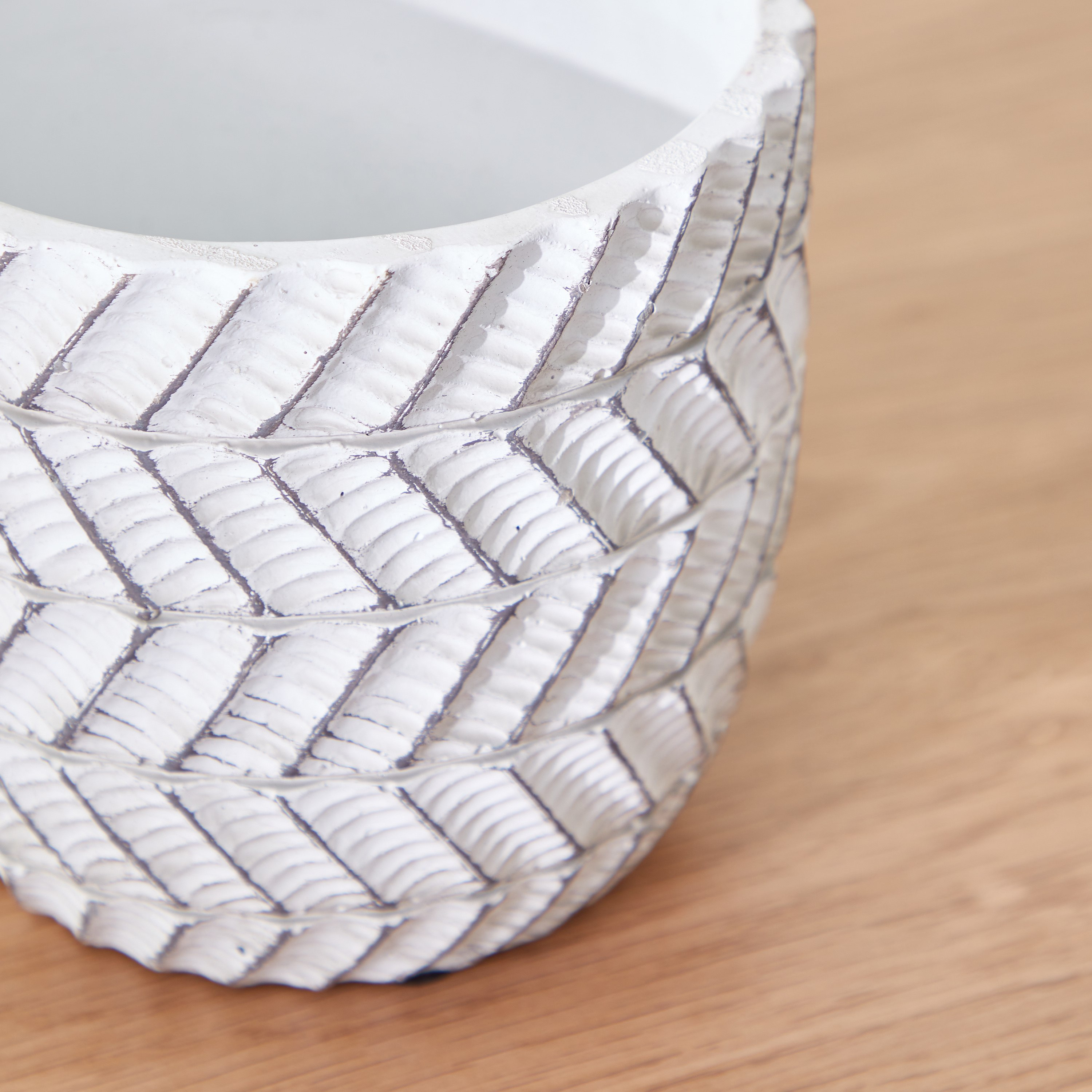 إناء زرع سيراميك مضلّع من سيارا - 13.5x13.5x12.5 سم-hbxhomeware-hbxdecorandfurnishings-image-4