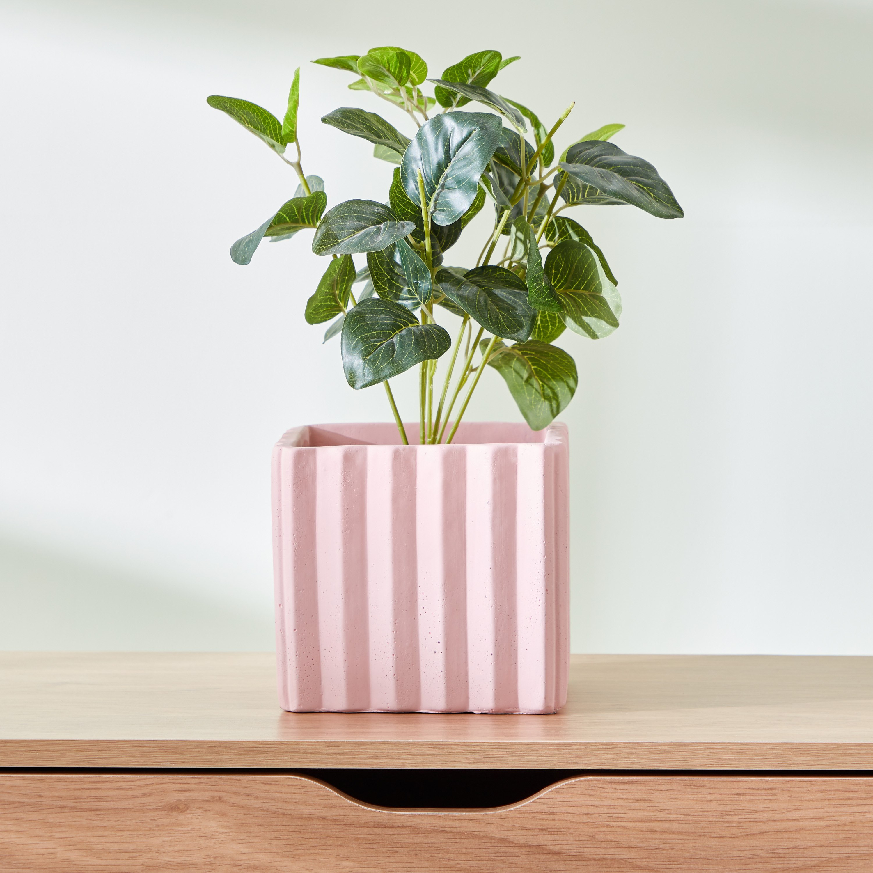 إناء زرع سيراميك مضلّع مربع من سيارا - 16.5x16.5x15 سم-hbxdecorandfurnishings-homeaccessories-artificialflowersandplants-image-1