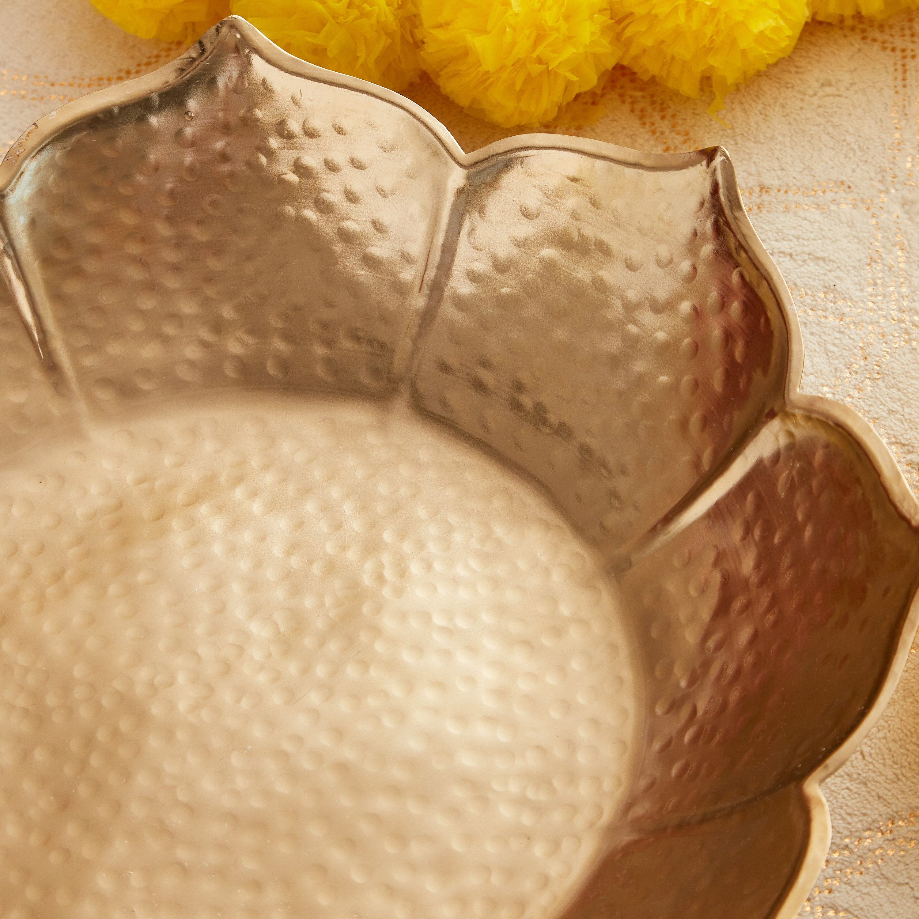 وعاء معدني بتصميم زهرة اللوتس من كومود - 29x29x7 سم-hbxdecorandfurnishings-homeaccessories-bowls-image-4