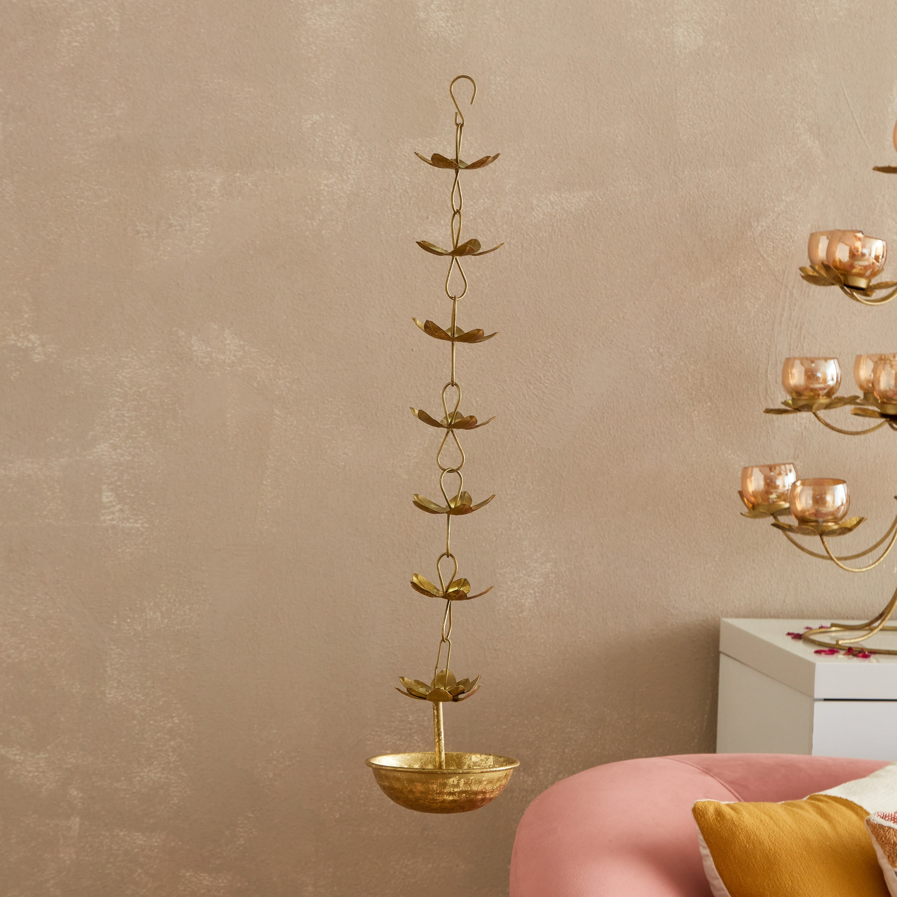 حامل شموع صغيرة معلّق معدني بتصميم زهرة اللوتس من كومود - 16.5x16.5x72 سم-hbxlivingroom-decorandaccessories-candleholders-image-1