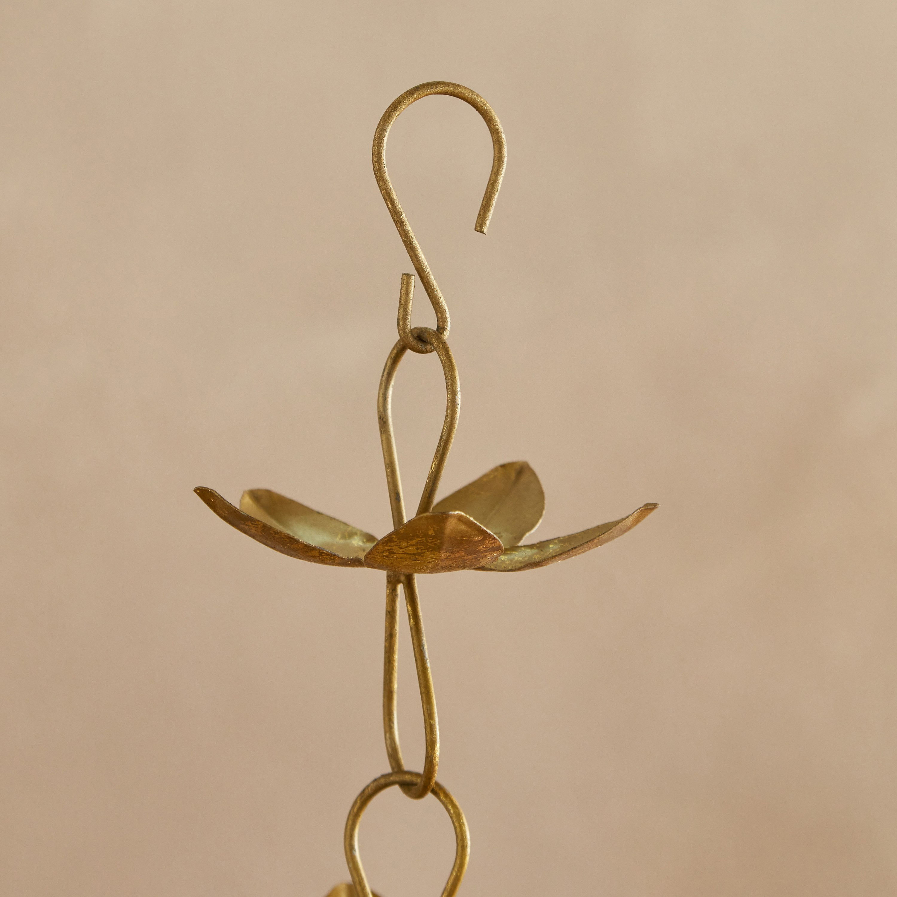 حامل شموع صغيرة معلّق معدني بتصميم زهرة اللوتس من كومود - 16.5x16.5x72 سم-hbxlivingroom-decorandaccessories-candleholders-image-2
