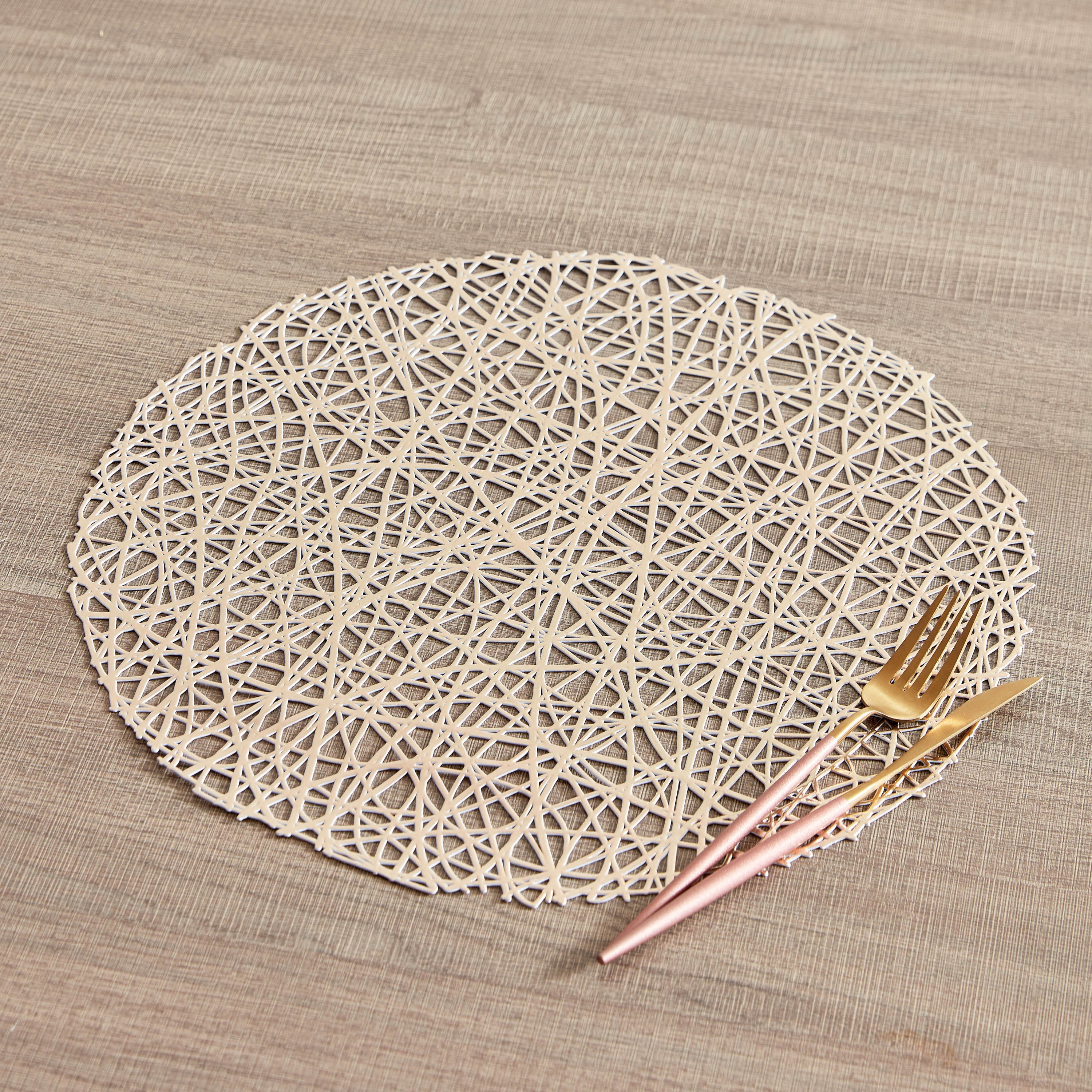 لبادة صحون مستديرة بتصميم مفرغ من هاميش - 38 سم-hbxdecorandfurnishings-homefurnishings-tablelinens-image-1