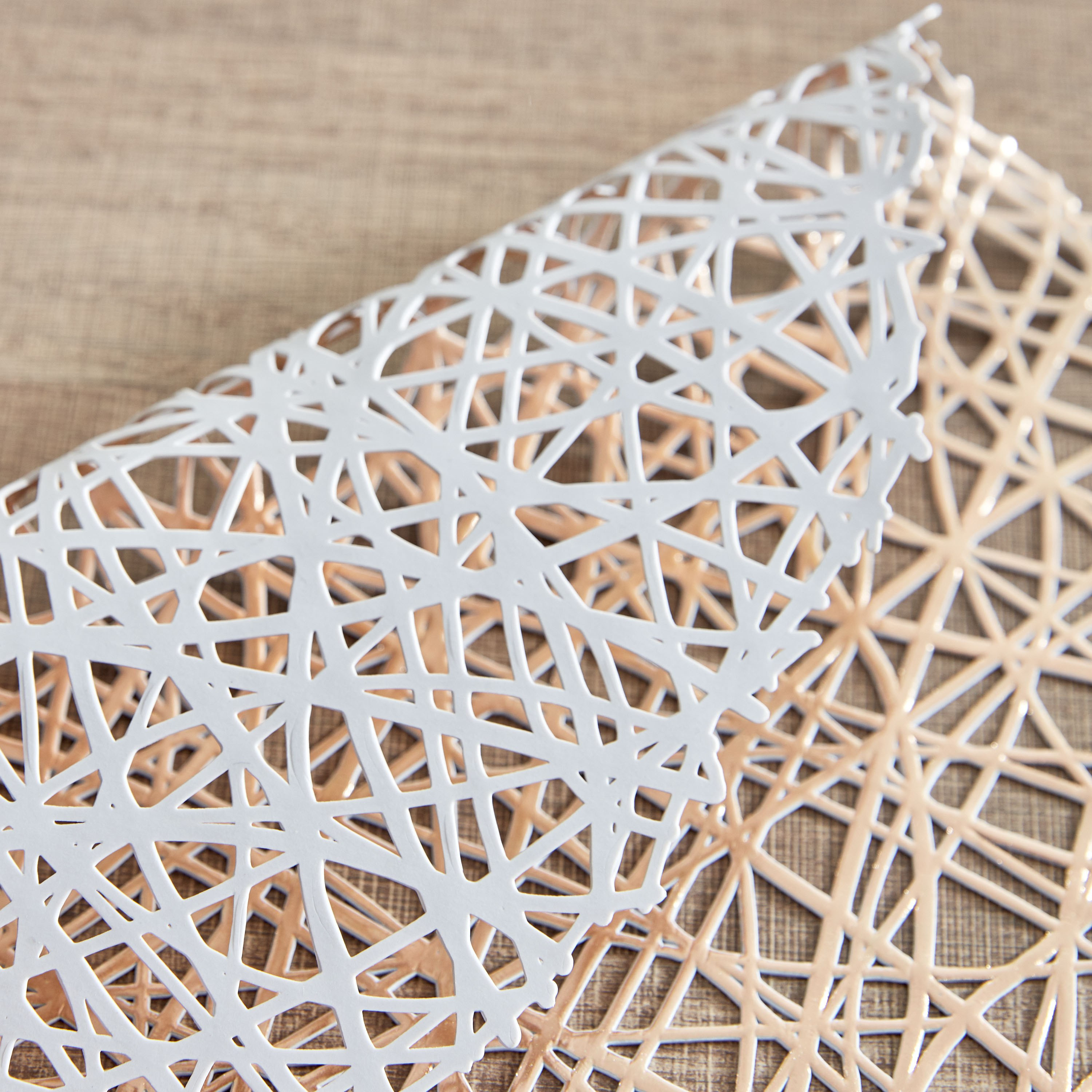 لبادة صحون مستديرة بتصميم مفرغ من هاميش - 38 سم-hbxdecorandfurnishings-homefurnishings-tablelinens-image-3