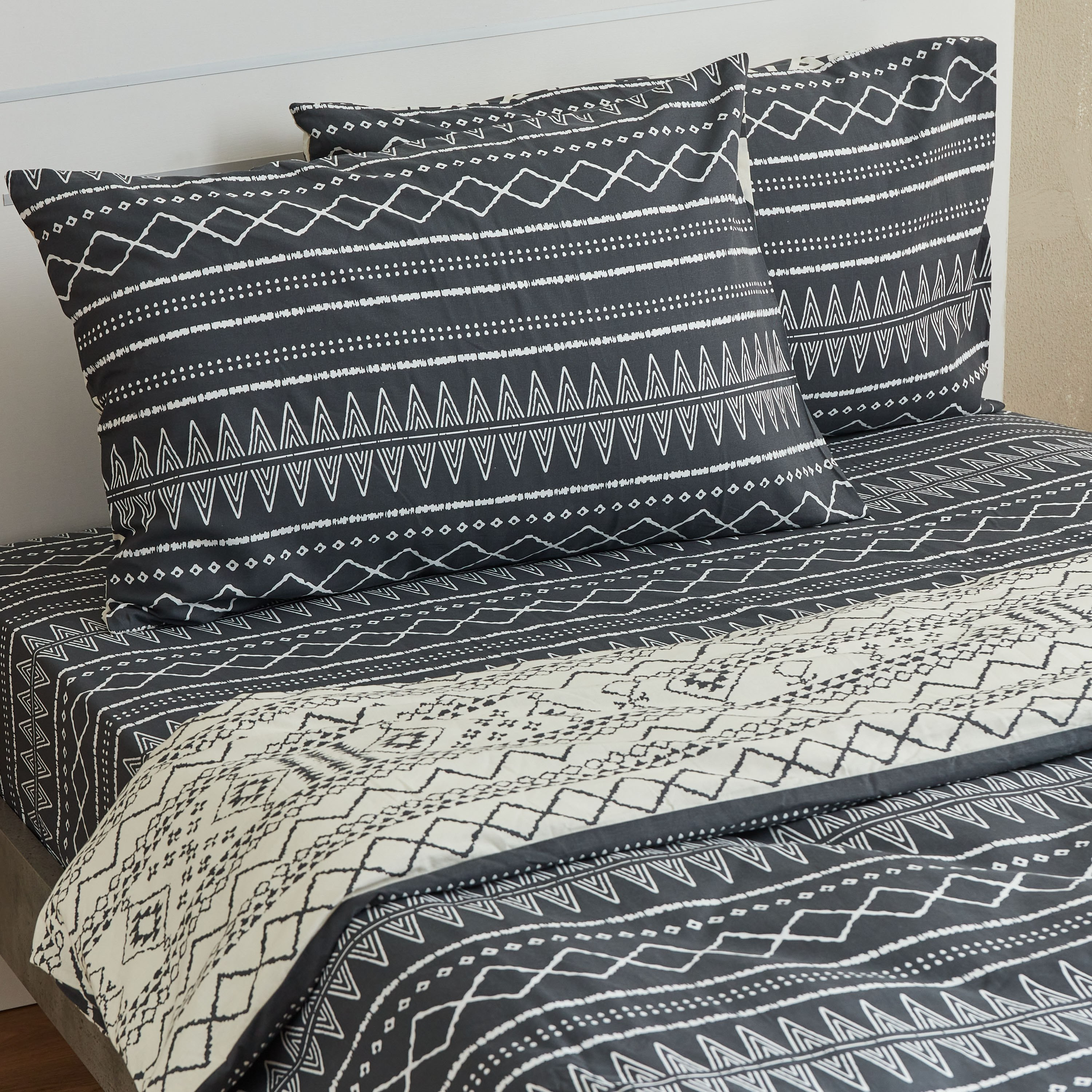 طقم غطاء لحاف مزدوج قطن يستخدم على الوجهين بطبعات 4 قطع من زايلا - 160x220 سم-hbxhomeware-hbxdecorandfurnishings-image-4