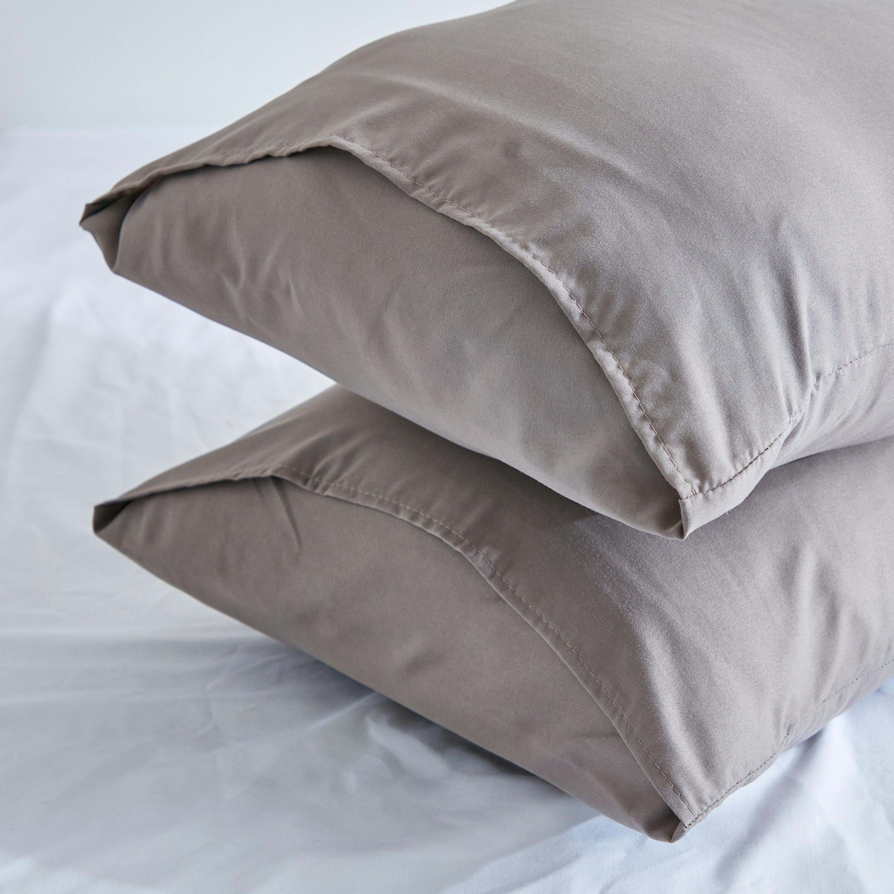 طقم غطاء وسادة ألياف دقيقة سادة قطعتين من ديربي - 45x70 سم-hbxhomeware-hbxbedroom-image-4