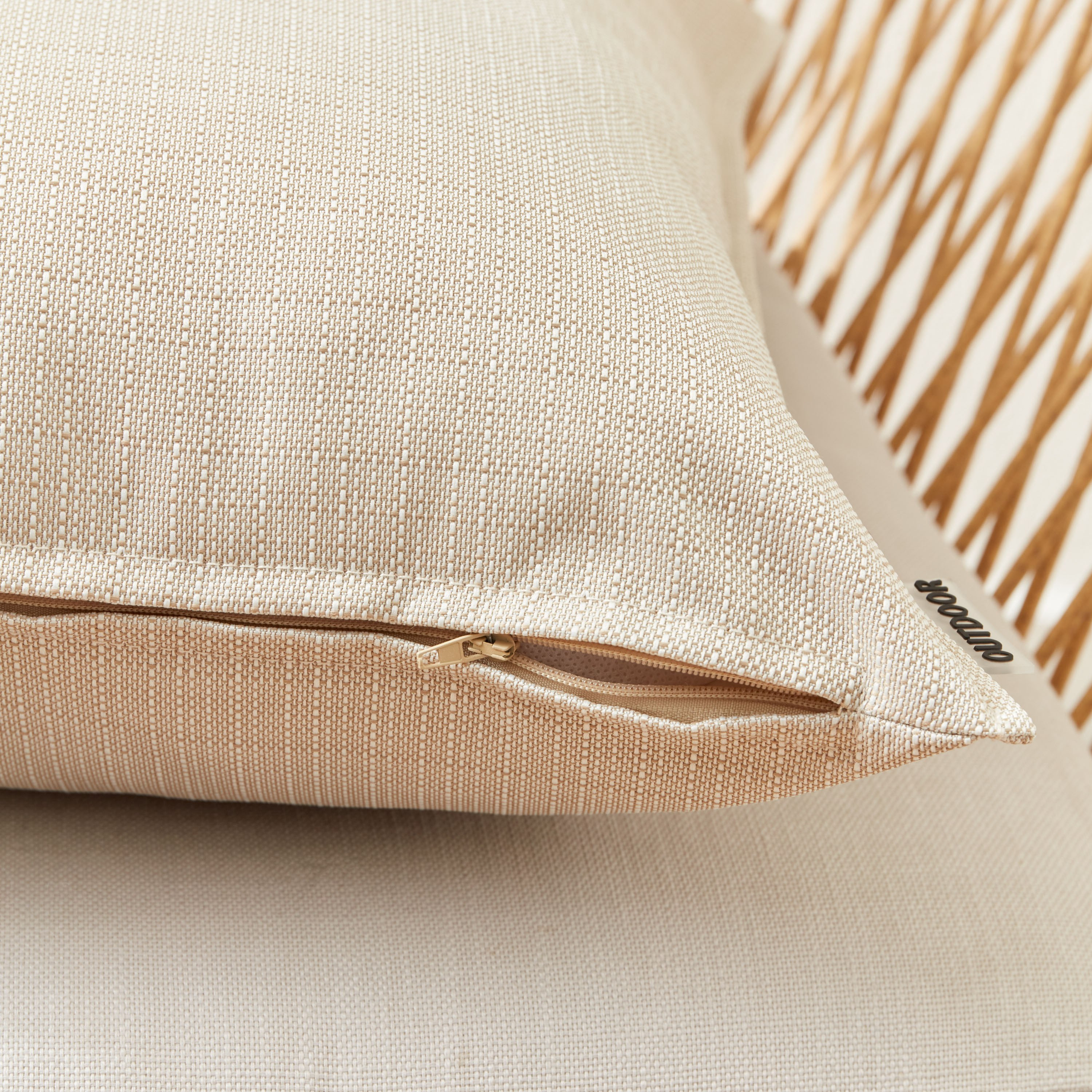 وسادة محشوة سادة للمساحات الخارجية من هيرينجتون - 45x45 سم-hbxlivingroom-furnishings-cushionsandcovers-filledcushions-image-3
