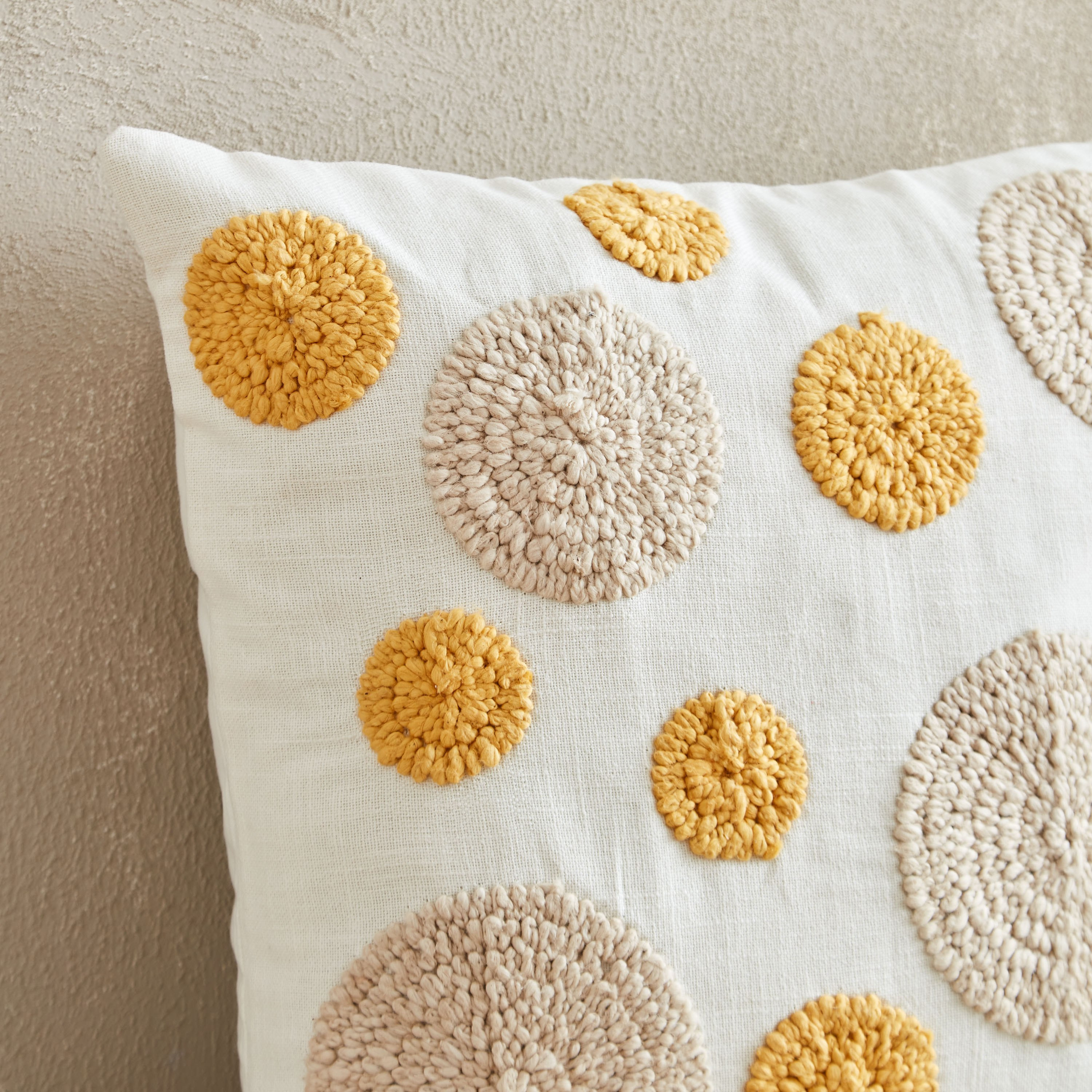غطاء وسادة مطرز بدوائر معنقدة من شاستا نيفا - 45x45 سم-hbxhomeware-cushionsandcovers-cushioncovers-image-2