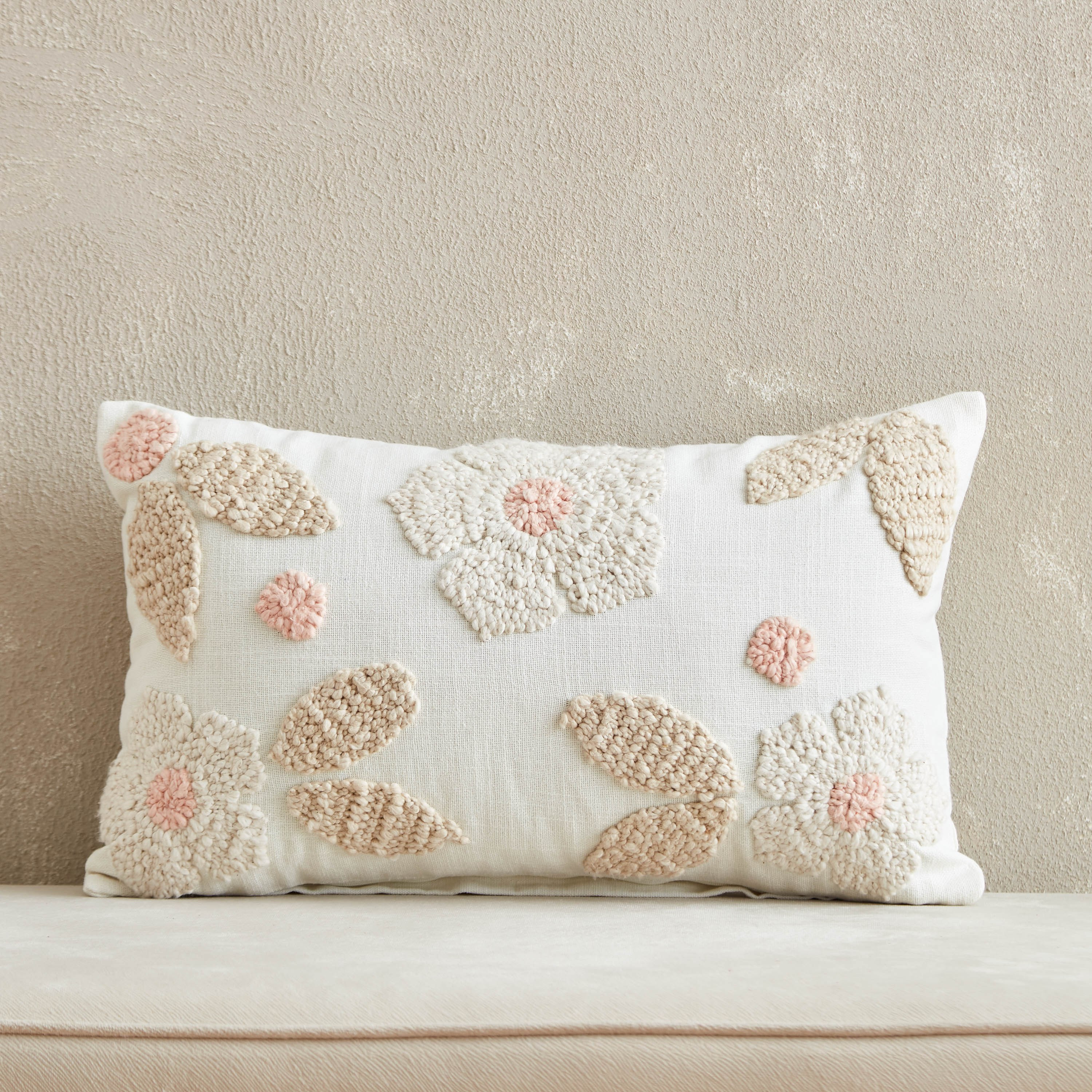 وسادة محشوة معنقدة ومطرزة بالزهور من شاستا دو - 30 × 50 سم-hbxlivingroom-furnishings-cushionsandcovers-filledcushions-image-1