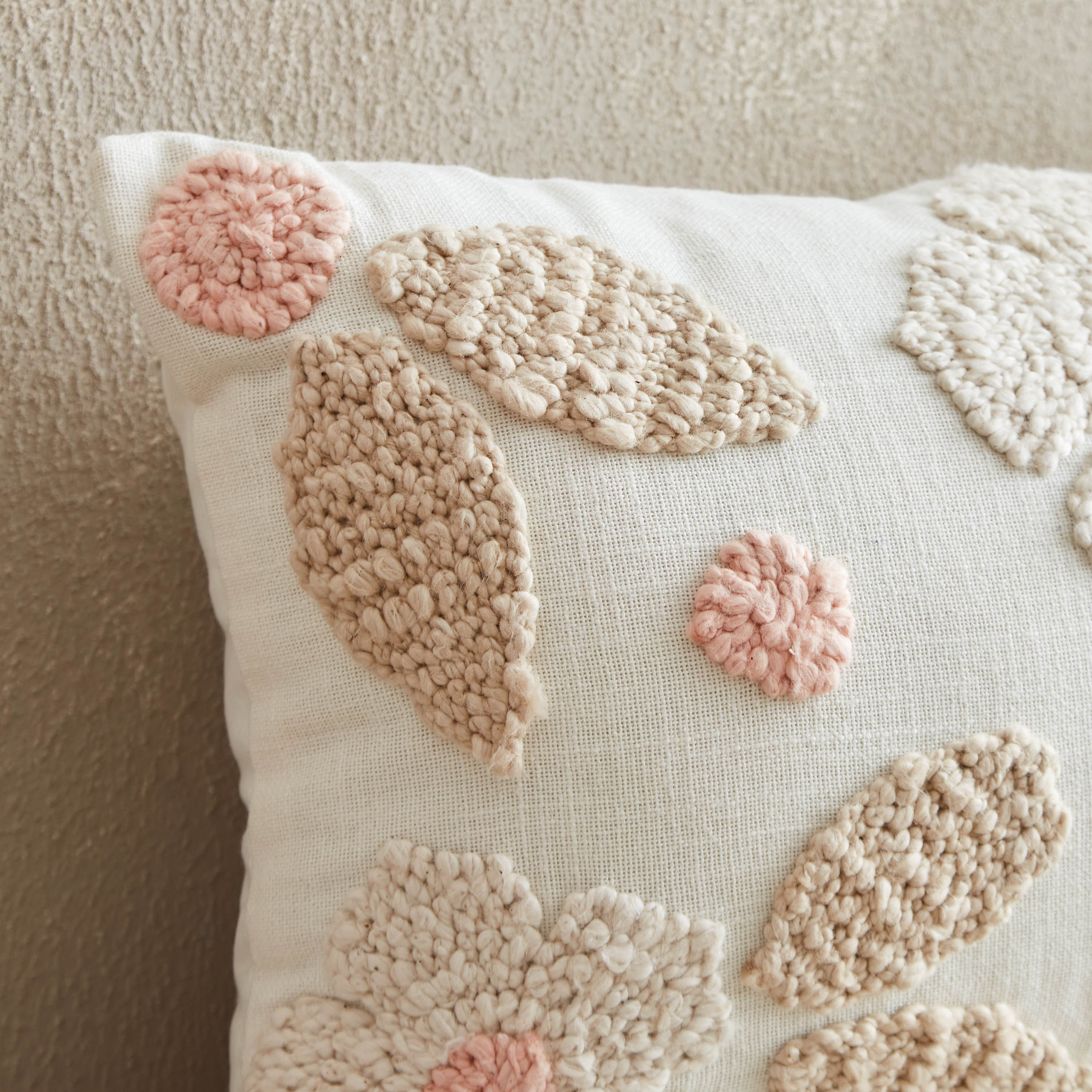 وسادة محشوة معنقدة ومطرزة بالزهور من شاستا دو - 30 × 50 سم-hbxlivingroom-furnishings-cushionsandcovers-filledcushions-image-2