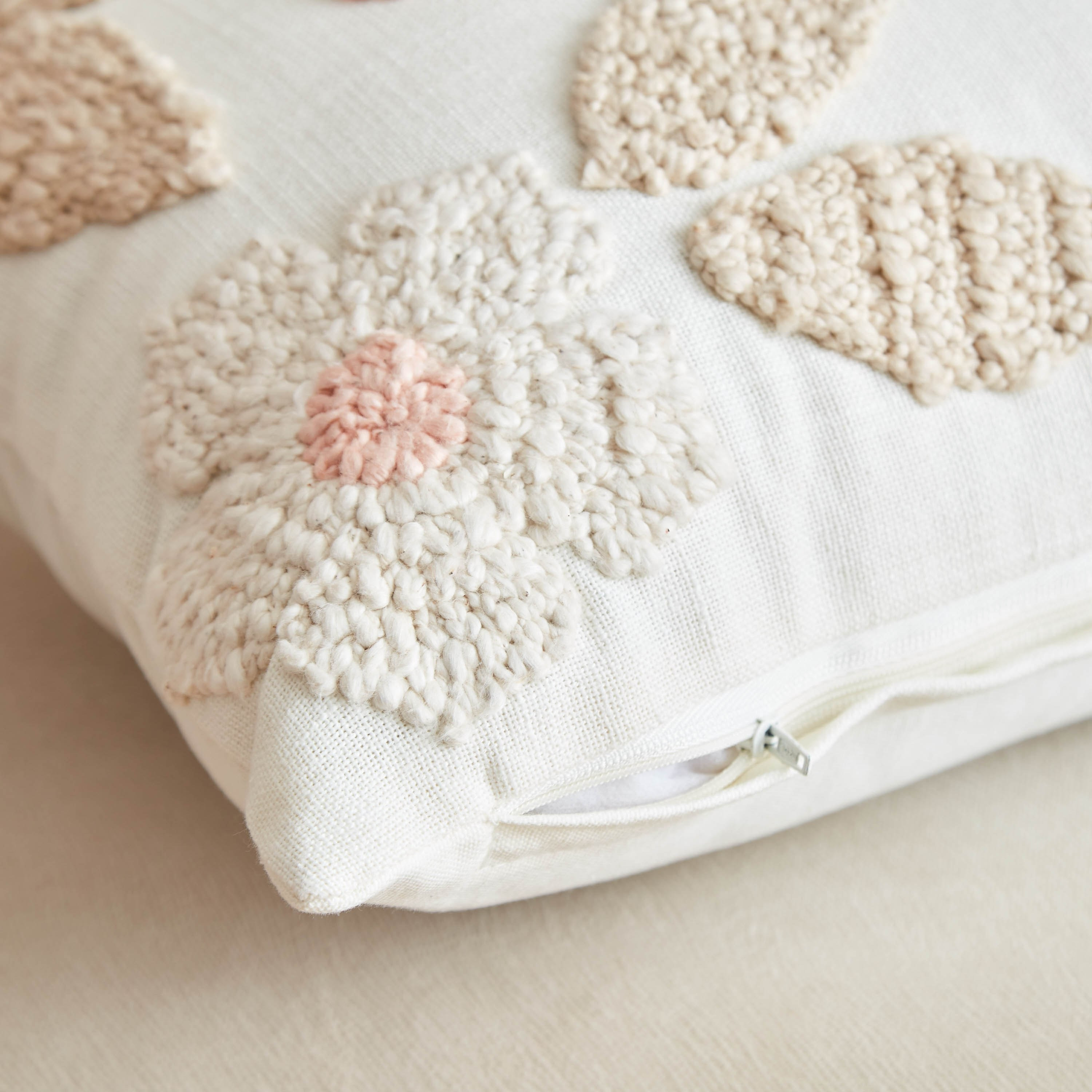 وسادة محشوة معنقدة ومطرزة بالزهور من شاستا دو - 30 × 50 سم-hbxlivingroom-furnishings-cushionsandcovers-filledcushions-image-3