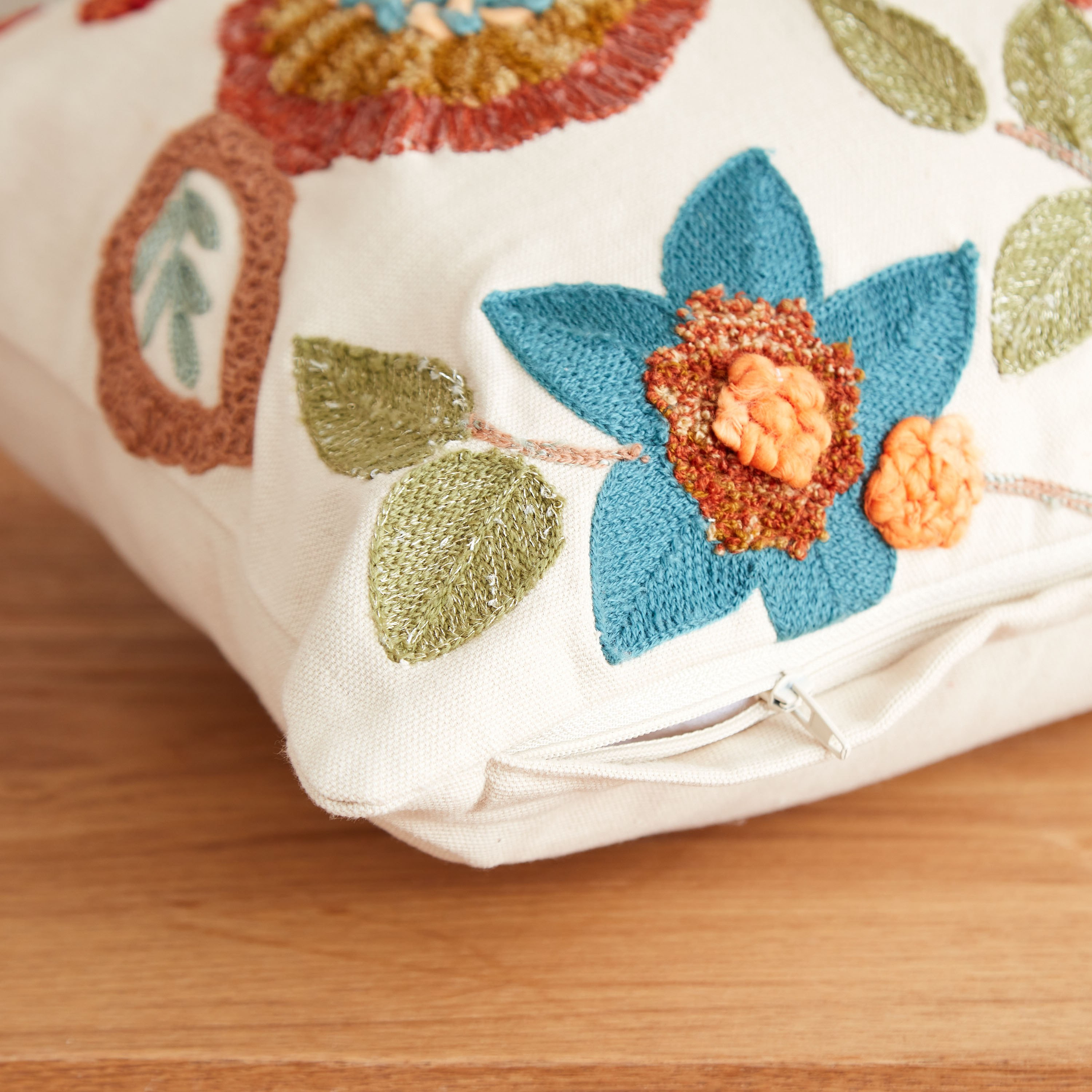 وسادة محشوة مخططة ومعنقدة جلوريا من أكونايت - 30x50 سم-hbxlivingroom-furnishings-cushionsandcovers-filledcushions-image-3