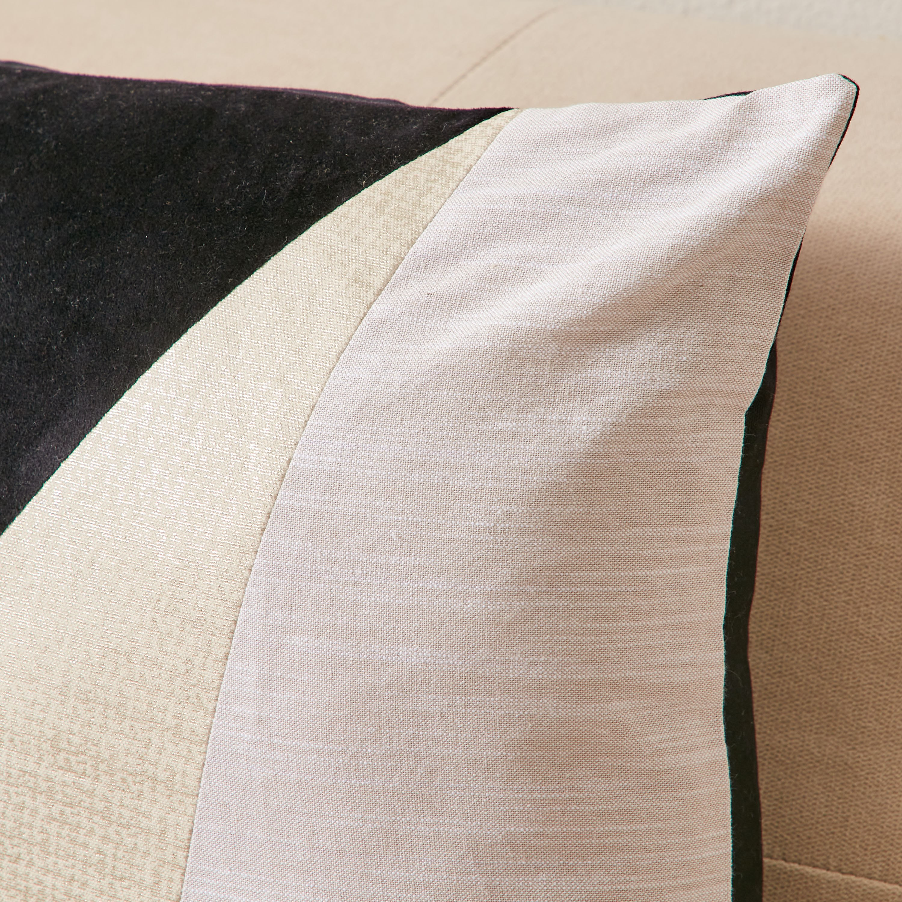 غطاء وسادة قماش برقعة هندسية من جيما بيريل - 45x45 سم-hbxhomeware-cushionsandcovers-cushioncovers-image-2