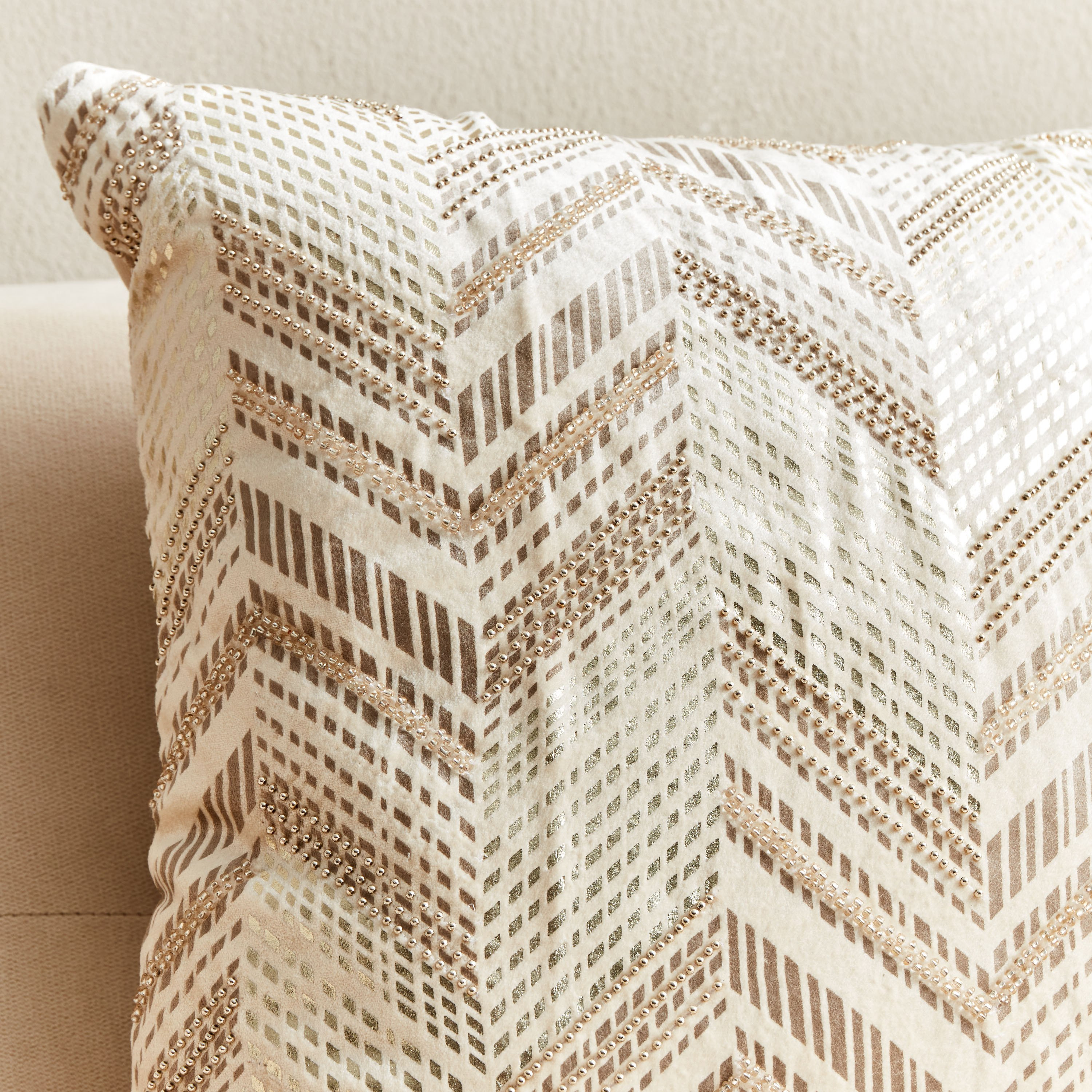 غطاء وسادة مخمل شيفرون من بيترا - 45x45 سم-hbxhomeware-cushionsandcovers-cushioncovers-image-2