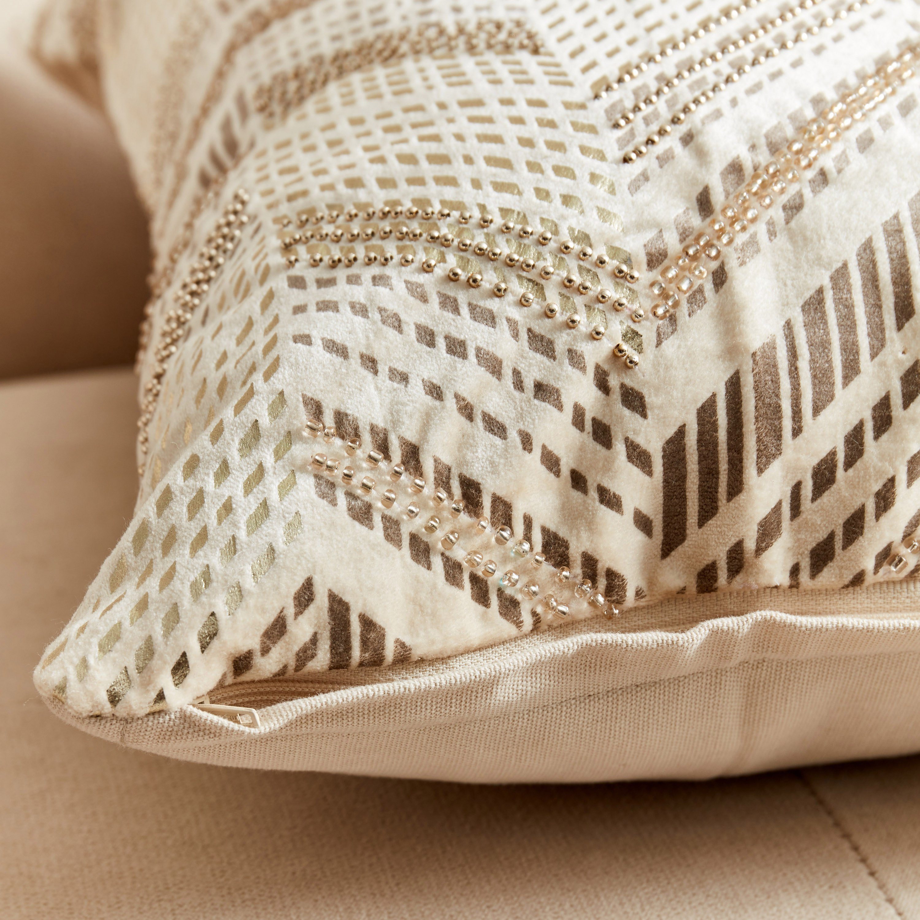 غطاء وسادة مخمل شيفرون من بيترا - 45x45 سم-hbxhomeware-cushionsandcovers-cushioncovers-image-3