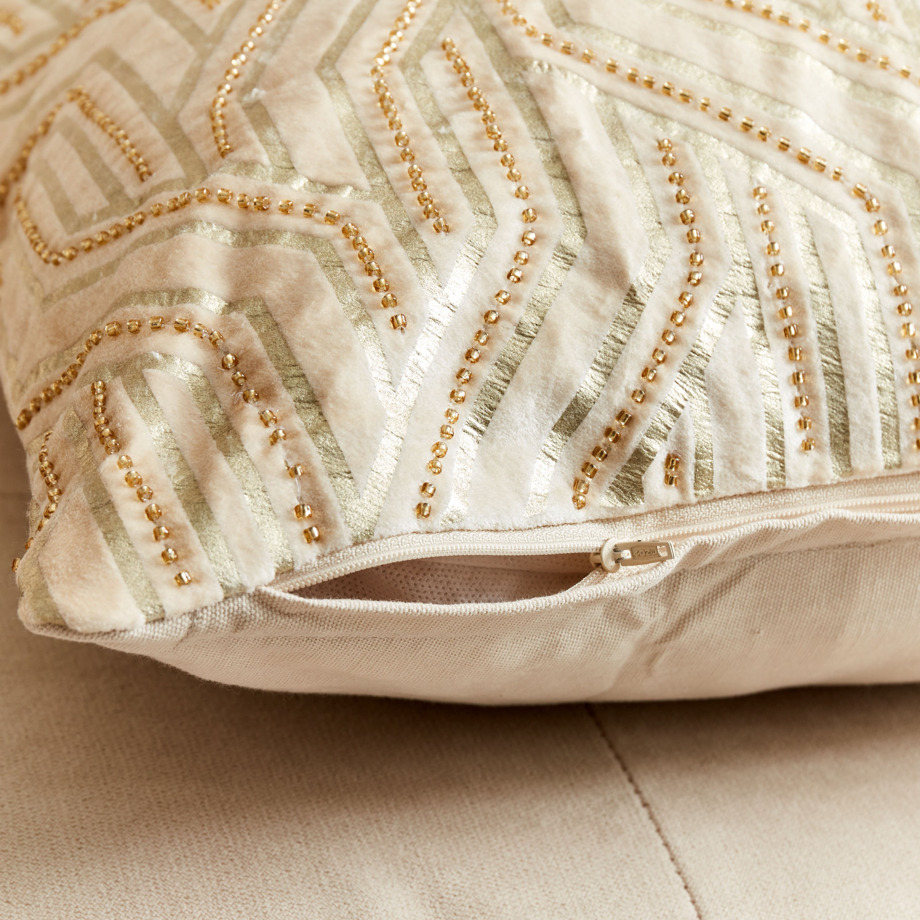 غطاء وسادة مخملي مزين من بترا - 45x45 سم-hbxhomeware-cushionsandcovers-cushioncovers-image-3
