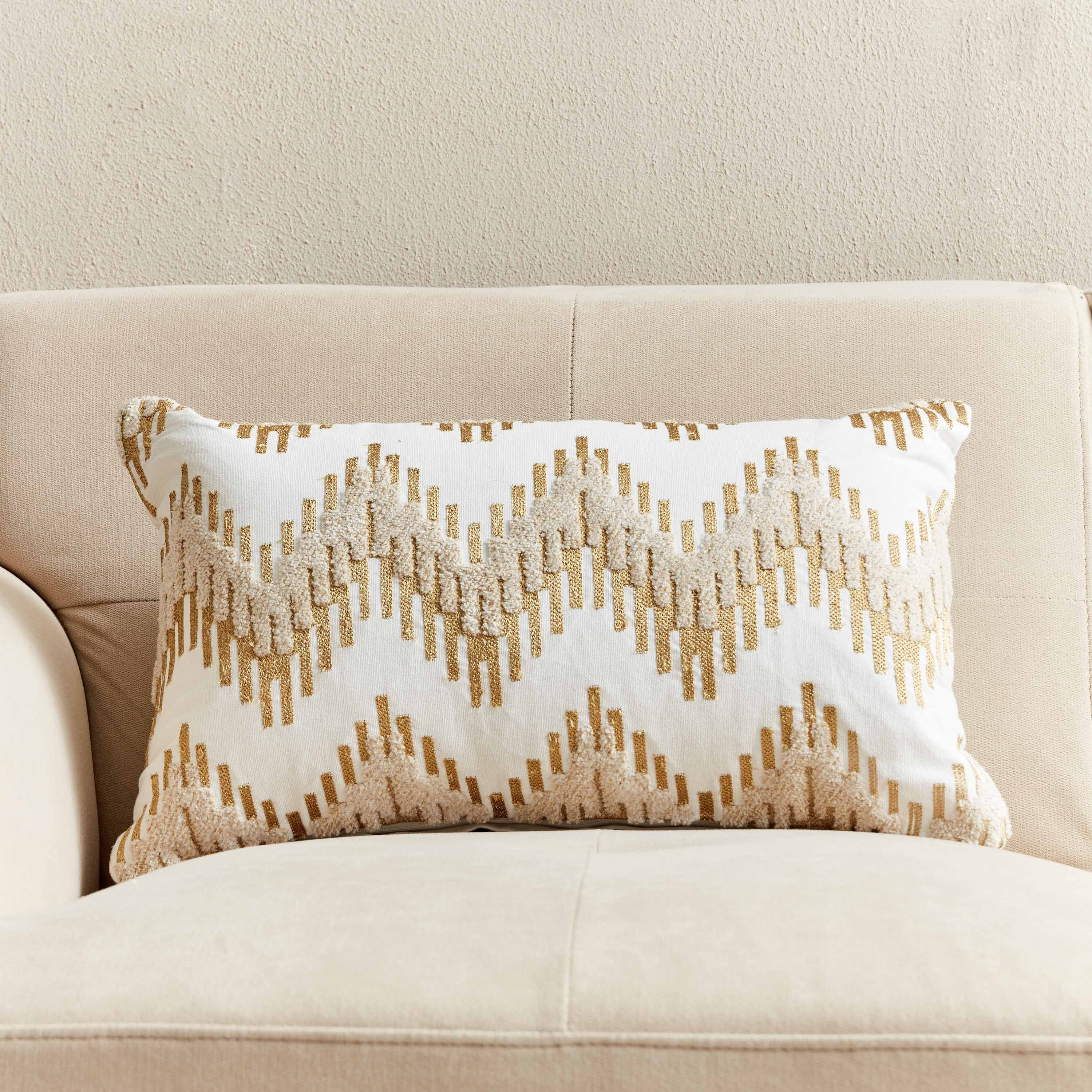 وسادة محشوة مطرزة بتصميم موجة من بترا - 30x50 سم-hbxlivingroom-furnishings-cushionsandcovers-filledcushions-image-1