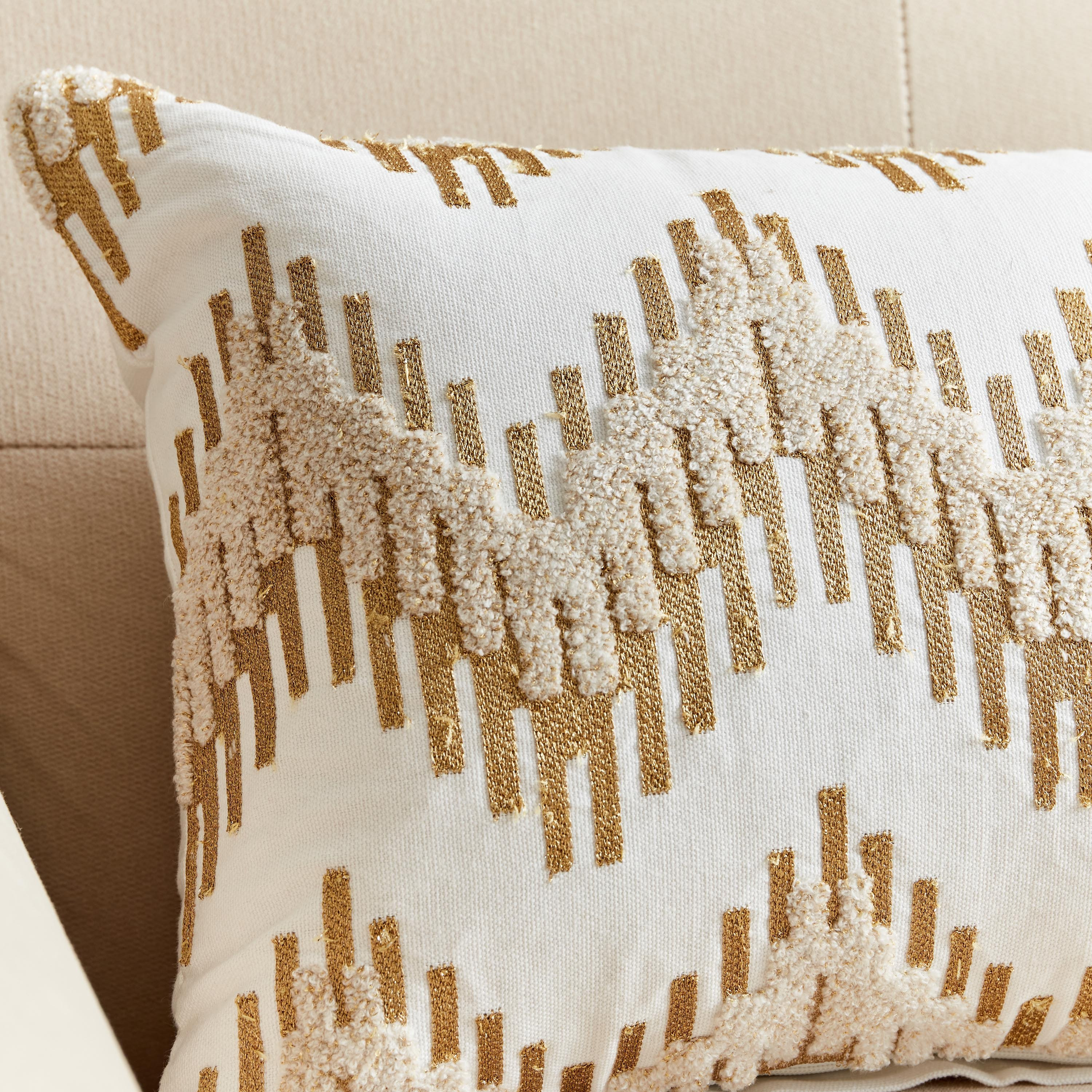 وسادة محشوة مطرزة بتصميم موجة من بترا - 30x50 سم-hbxlivingroom-furnishings-cushionsandcovers-filledcushions-image-2
