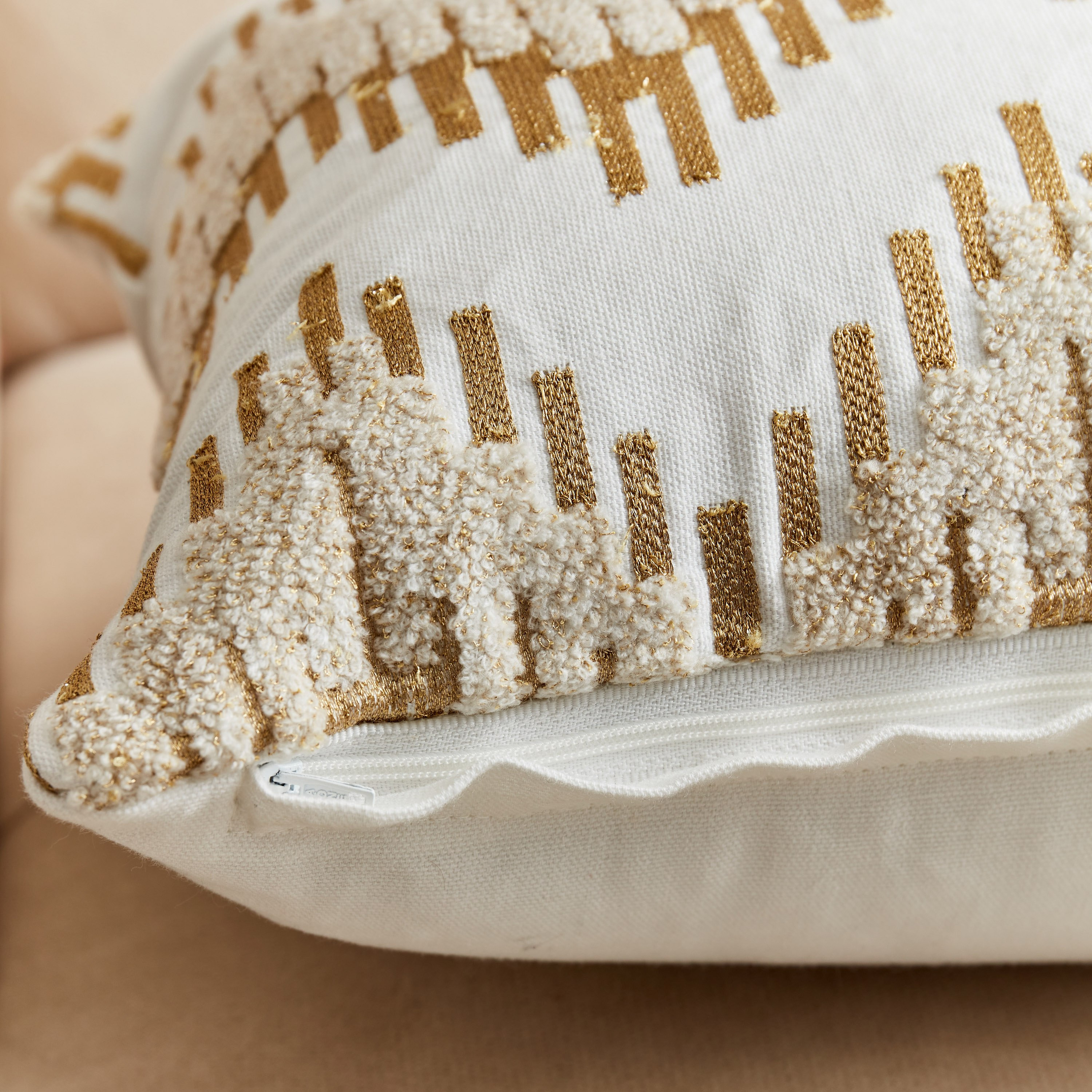 وسادة محشوة مطرزة بتصميم موجة من بترا - 30x50 سم-hbxlivingroom-furnishings-cushionsandcovers-filledcushions-image-3