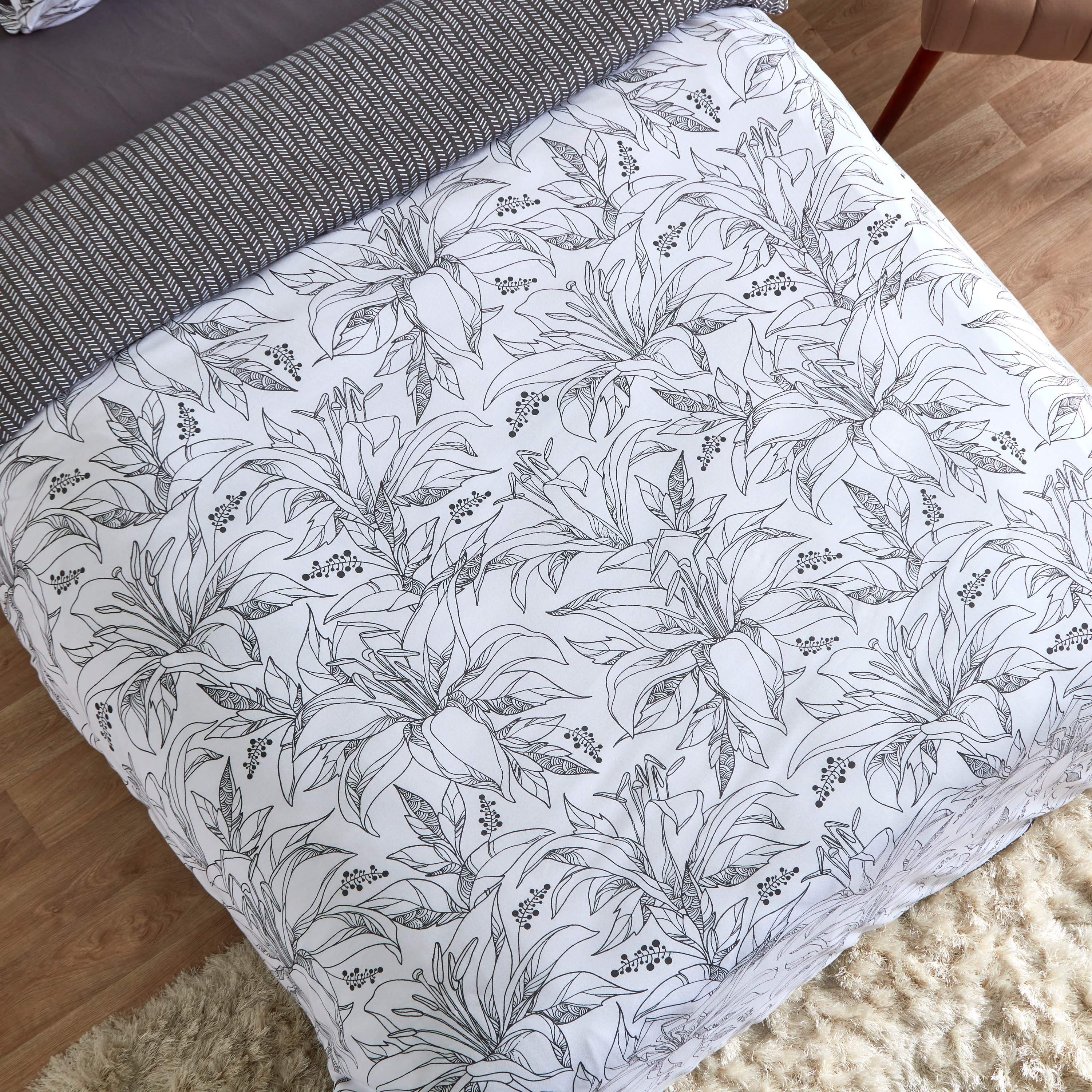 طقم غطاء لحاف جيرسي مزدوج يستخدم على الوجهين بطبعات 4 قطع من سوبر سوفت - 160x220 سم-hbxhomeware-hbxdecorandfurnishings-image-5