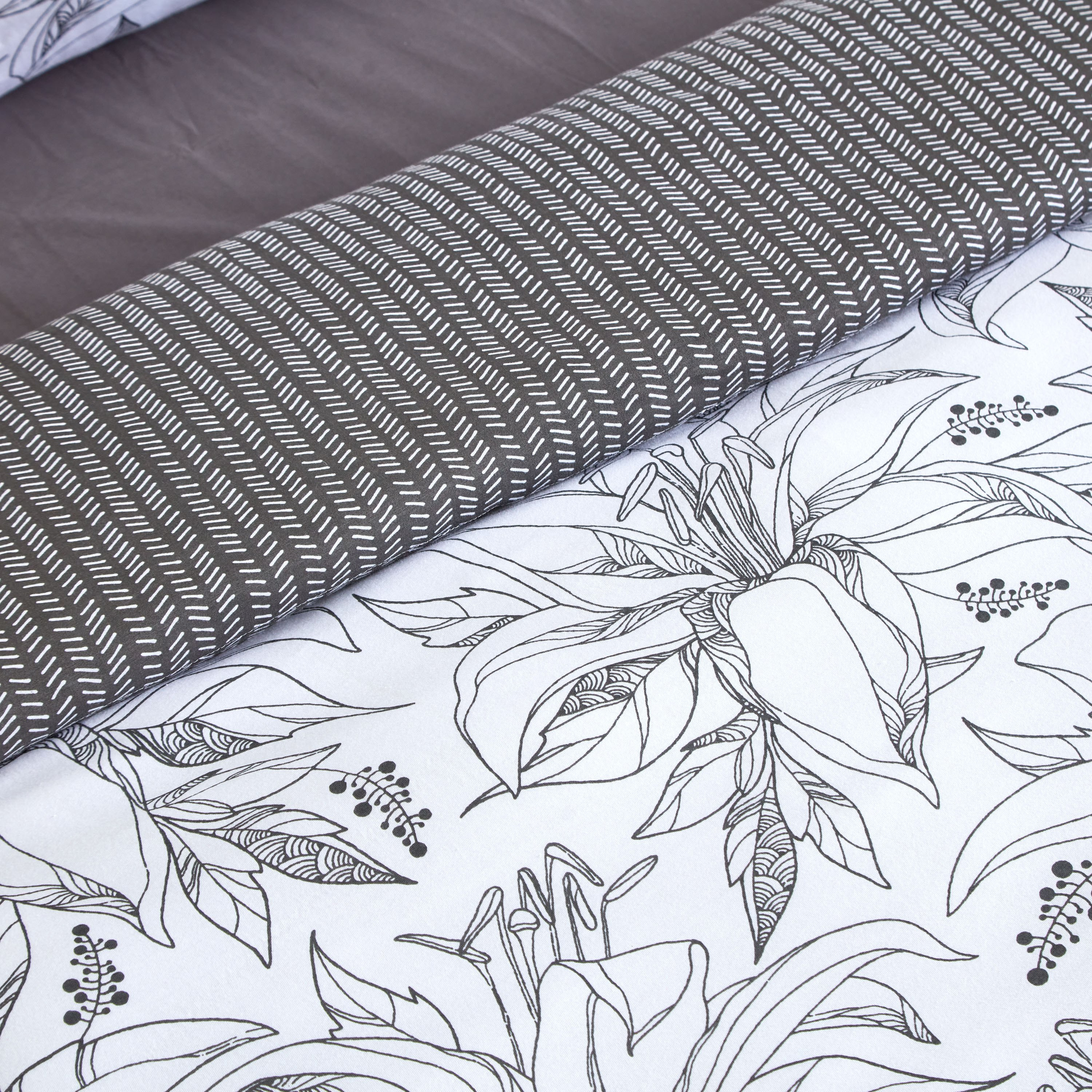 طقم غطاء لحاف جيرسي مزدوج يستخدم على الوجهين بطبعات 4 قطع من سوبر سوفت - 160x220 سم-hbxhomeware-hbxdecorandfurnishings-image-6